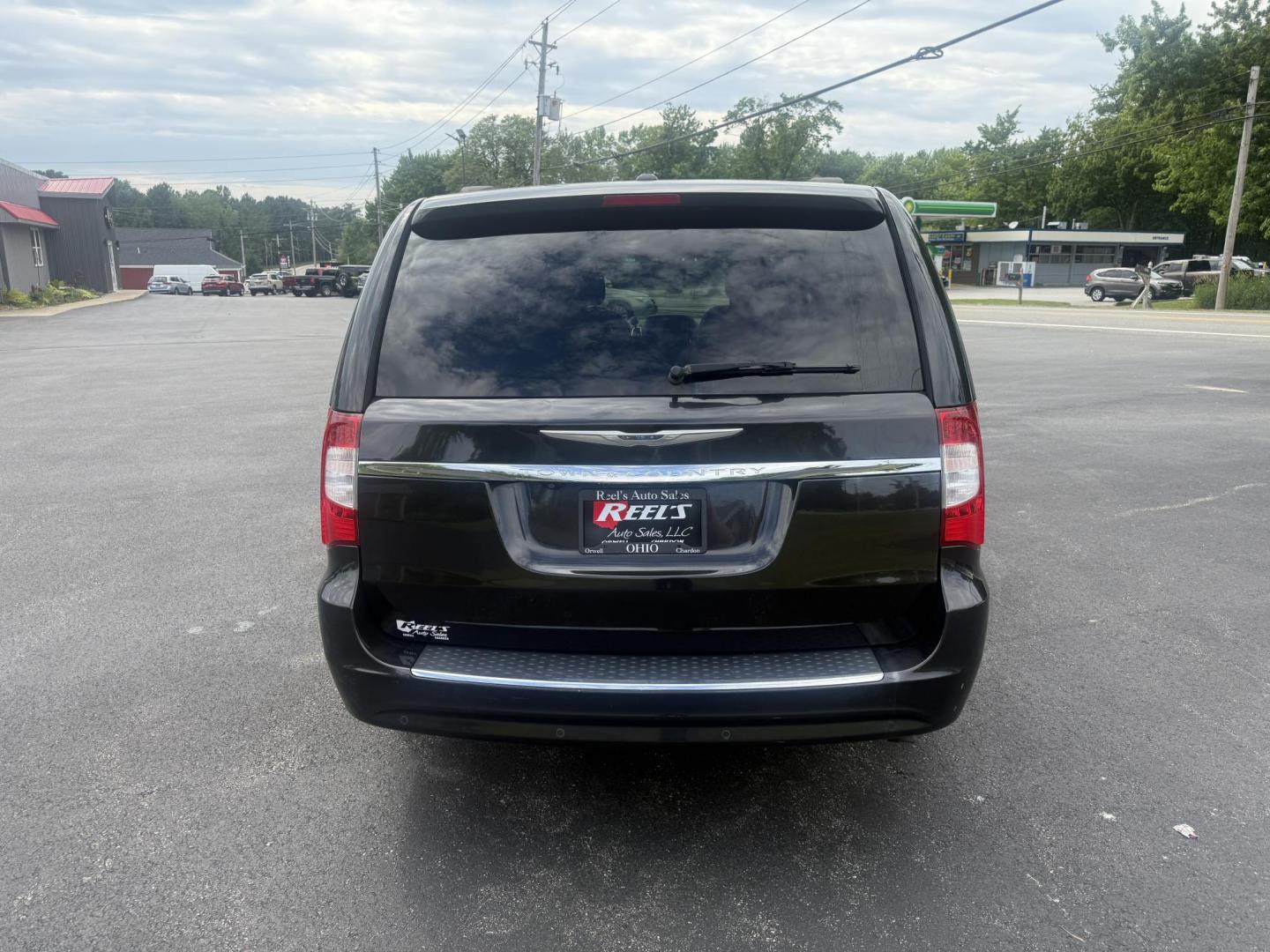 2015 Gray /Tan Chrysler Town & Country Touring-L (2C4RC1CG2FR) with an 3.6L V6 DOHC 24V engine, 6-Speed Automatic transmission, located at 11115 Chardon Rd. , Chardon, OH, 44024, (440) 214-9705, 41.580246, -81.241943 - This One Owner 2015 Chrysler Town & Country Touring-L is a well-appointed minivan featuring a 3.6L Pentastar V6 engine and 6-speed automatic transmission, with leather interior, power front seats, tri-zone automatic climate control, heated front and second-row captain’s seats, and Stow ’n Go sea - Photo#7