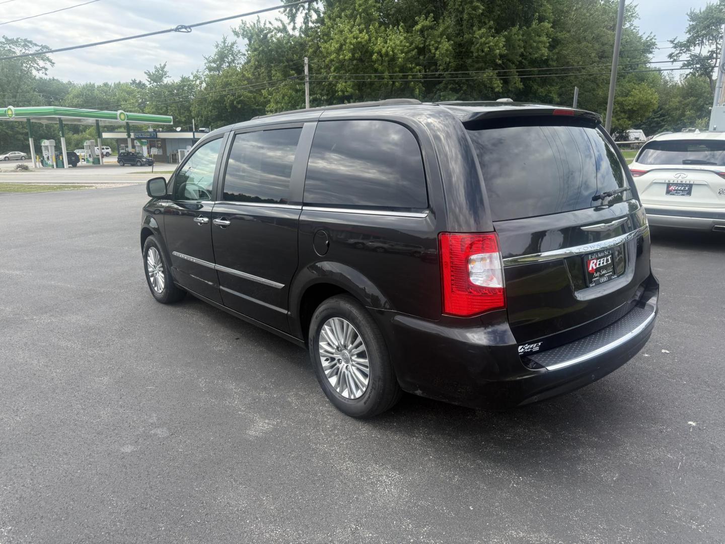 2015 Gray /Tan Chrysler Town & Country Touring-L (2C4RC1CG2FR) with an 3.6L V6 DOHC 24V engine, 6-Speed Automatic transmission, located at 11115 Chardon Rd. , Chardon, OH, 44024, (440) 214-9705, 41.580246, -81.241943 - This One Owner 2015 Chrysler Town & Country Touring-L is a well-appointed minivan featuring a 3.6L Pentastar V6 engine and 6-speed automatic transmission, with leather interior, power front seats, tri-zone automatic climate control, heated front and second-row captain’s seats, and Stow ’n Go sea - Photo#8
