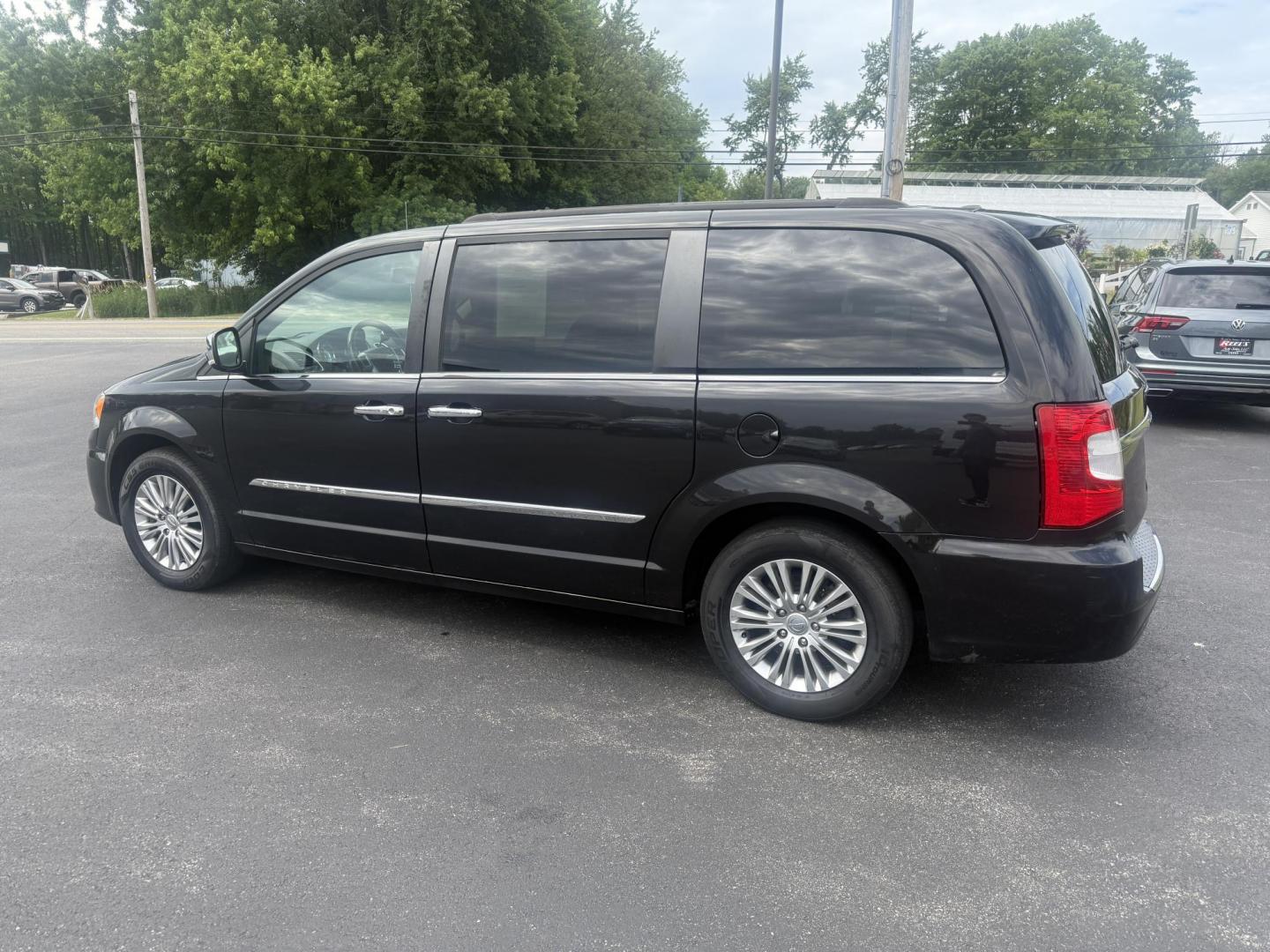 2015 Gray /Tan Chrysler Town & Country Touring-L (2C4RC1CG2FR) with an 3.6L V6 DOHC 24V engine, 6-Speed Automatic transmission, located at 11115 Chardon Rd. , Chardon, OH, 44024, (440) 214-9705, 41.580246, -81.241943 - This One Owner 2015 Chrysler Town & Country Touring-L is a well-appointed minivan featuring a 3.6L Pentastar V6 engine and 6-speed automatic transmission, with leather interior, power front seats, tri-zone automatic climate control, heated front and second-row captain’s seats, and Stow ’n Go sea - Photo#9
