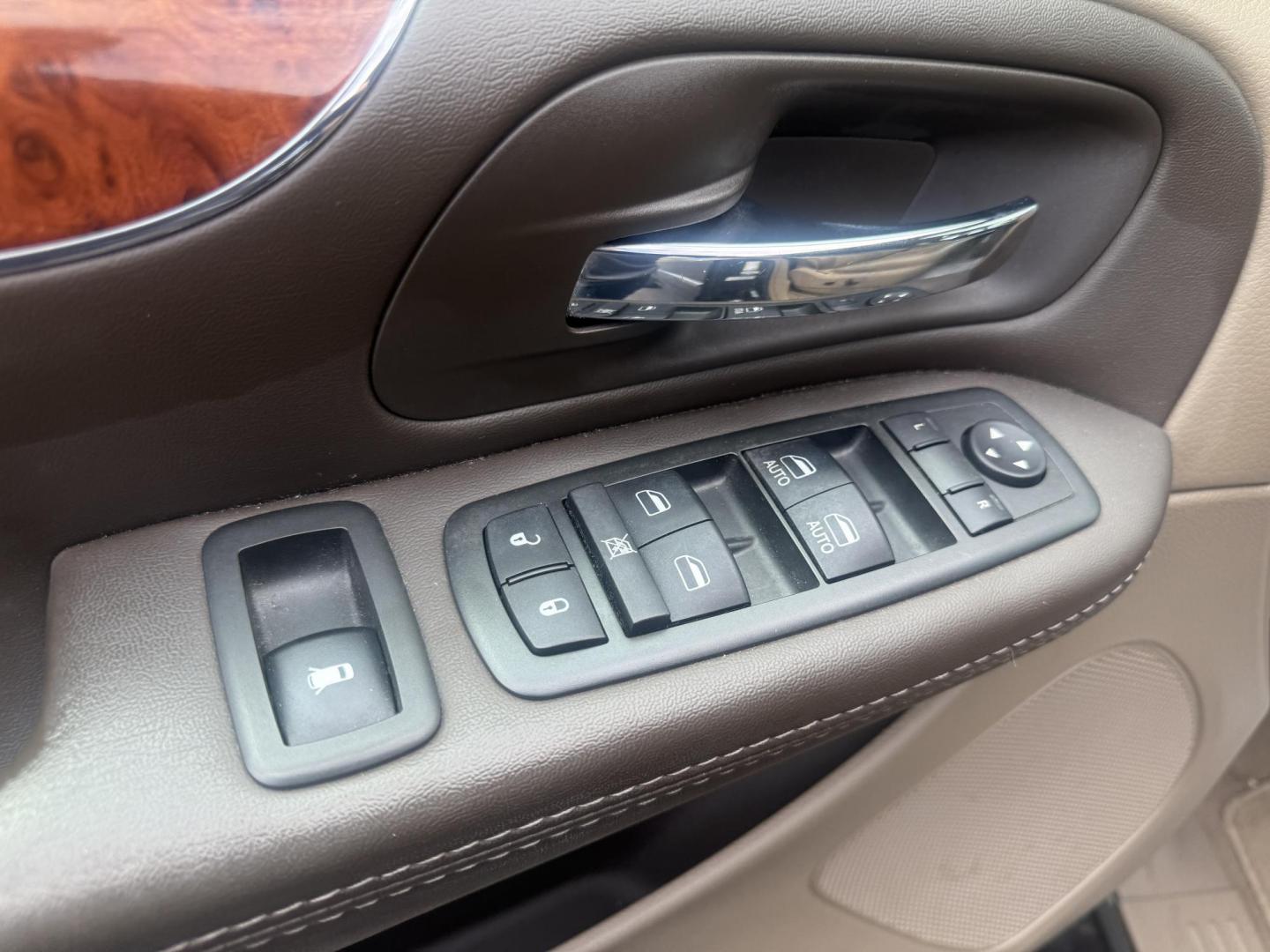 2015 Gray /Tan Chrysler Town & Country Touring-L (2C4RC1CG2FR) with an 3.6L V6 DOHC 24V engine, 6-Speed Automatic transmission, located at 11115 Chardon Rd. , Chardon, OH, 44024, (440) 214-9705, 41.580246, -81.241943 - This One Owner 2015 Chrysler Town & Country Touring-L is a well-appointed minivan featuring a 3.6L Pentastar V6 engine and 6-speed automatic transmission, with leather interior, power front seats, tri-zone automatic climate control, heated front and second-row captain’s seats, and Stow ’n Go sea - Photo#16