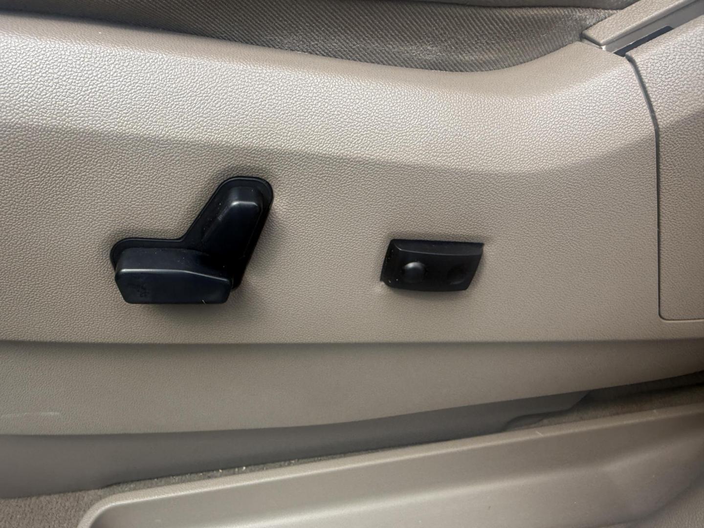 2015 Gray /Tan Chrysler Town & Country Touring-L (2C4RC1CG2FR) with an 3.6L V6 DOHC 24V engine, 6-Speed Automatic transmission, located at 11115 Chardon Rd. , Chardon, OH, 44024, (440) 214-9705, 41.580246, -81.241943 - This One Owner 2015 Chrysler Town & Country Touring-L is a well-appointed minivan featuring a 3.6L Pentastar V6 engine and 6-speed automatic transmission, with leather interior, power front seats, tri-zone automatic climate control, heated front and second-row captain’s seats, and Stow ’n Go sea - Photo#18
