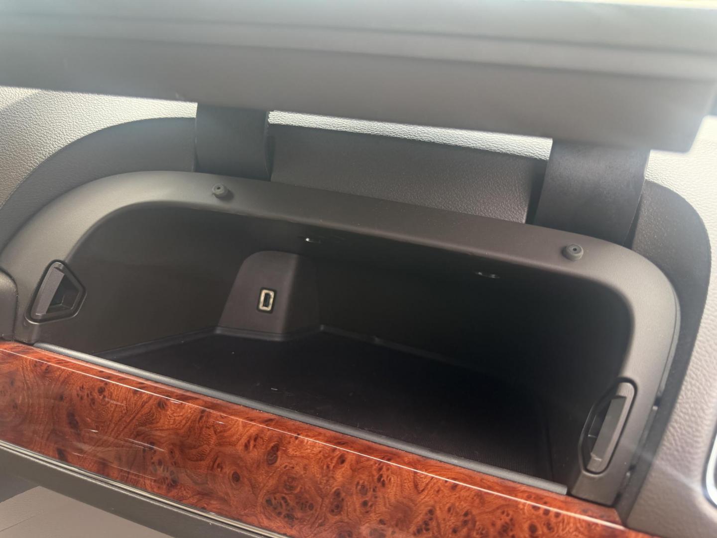 2015 Gray /Tan Chrysler Town & Country Touring-L (2C4RC1CG2FR) with an 3.6L V6 DOHC 24V engine, 6-Speed Automatic transmission, located at 11115 Chardon Rd. , Chardon, OH, 44024, (440) 214-9705, 41.580246, -81.241943 - This One Owner 2015 Chrysler Town & Country Touring-L is a well-appointed minivan featuring a 3.6L Pentastar V6 engine and 6-speed automatic transmission, with leather interior, power front seats, tri-zone automatic climate control, heated front and second-row captain’s seats, and Stow ’n Go sea - Photo#42