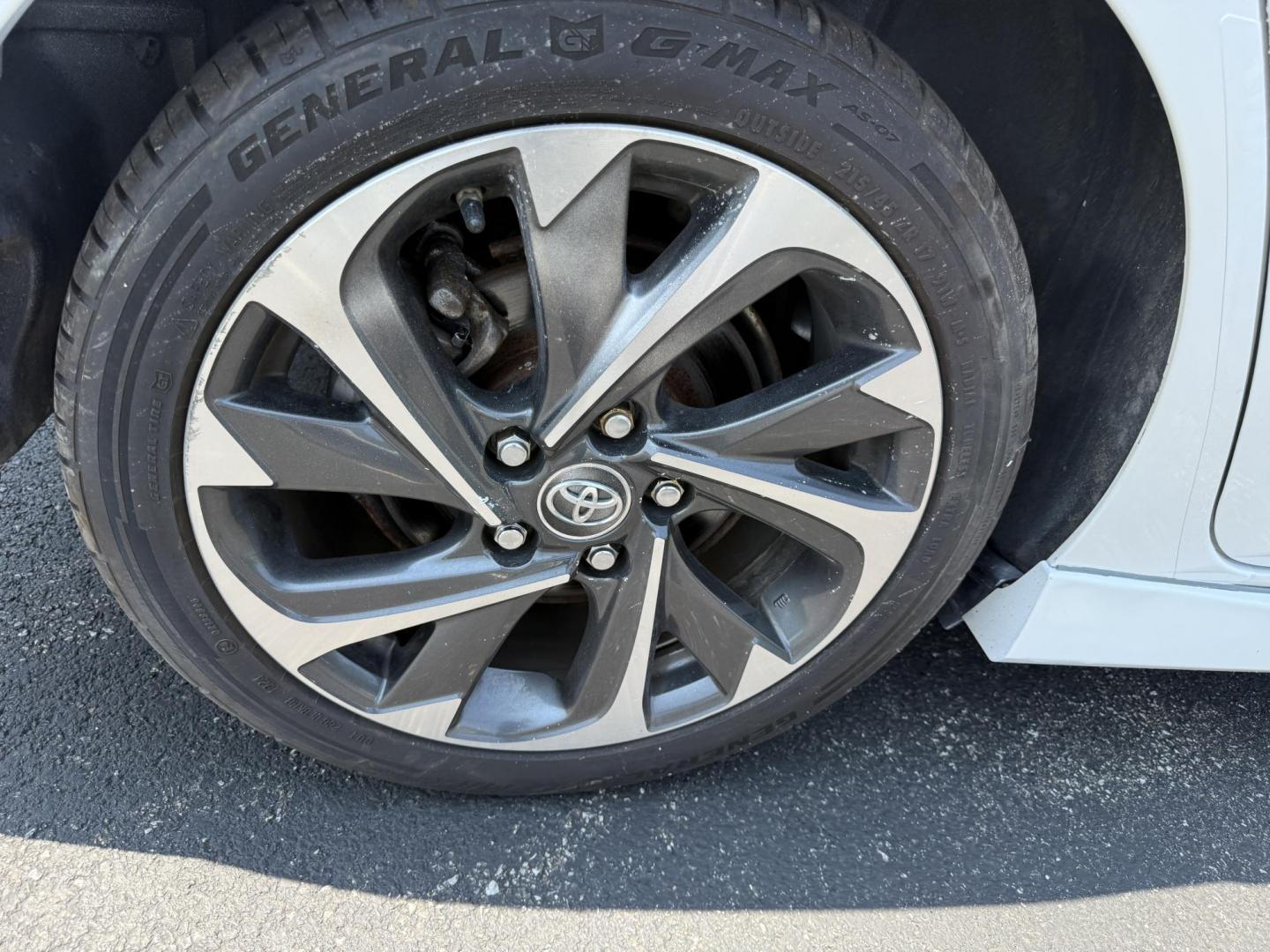 2018 White /Black Toyota Corolla iM CVT (JTNKARJE7JJ) with an 1.8L I4 DOHC 16V engine, Automatic transmission, located at 547 E. Main St., Orwell, OH, 44076, (440) 437-5893, 41.535435, -80.847855 - This 2018 Toyota Corolla iM offers a versatile and well-equipped compact hatchback experience, featuring a 1.8-liter I4 engine that delivers around 36 MPG on the highway, making it economical for daily driving. It is equipped with modern LED daytime running lights and headlights for enhanced visibil - Photo#5