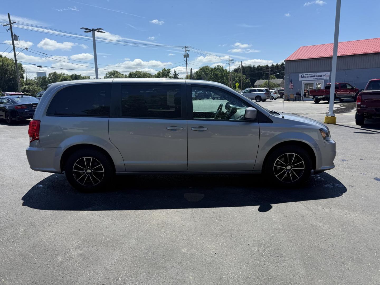 2018 Silver /Black Dodge Grand Caravan SE Black Top (2C4RDGBG1JR) with an 3.6L V6 DOHC 24V FFV engine, 6A transmission, located at 547 E. Main St., Orwell, OH, 44076, (440) 437-5893, 41.535435, -80.847855 - This One Owner 2018 Dodge Grand Caravan SE is a versatile minivan featuring a robust 3.6L Pentastar V6 engine with a 6-speed automatic transmission and flex fuel capability, offering both power and efficiency. The Blacktop Package adds sporty styling elements, while the single 9.0" rear entertainmen - Photo#5