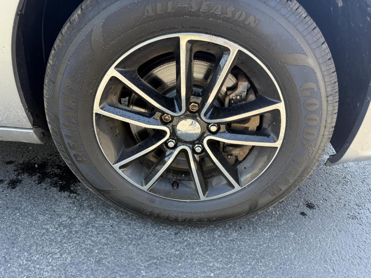 2018 Silver /Black Dodge Grand Caravan SE Black Top (2C4RDGBG1JR) with an 3.6L V6 DOHC 24V FFV engine, 6A transmission, located at 547 E. Main St., Orwell, OH, 44076, (440) 437-5893, 41.535435, -80.847855 - This One Owner 2018 Dodge Grand Caravan SE is a versatile minivan featuring a robust 3.6L Pentastar V6 engine with a 6-speed automatic transmission and flex fuel capability, offering both power and efficiency. The Blacktop Package adds sporty styling elements, while the single 9.0" rear entertainmen - Photo#4
