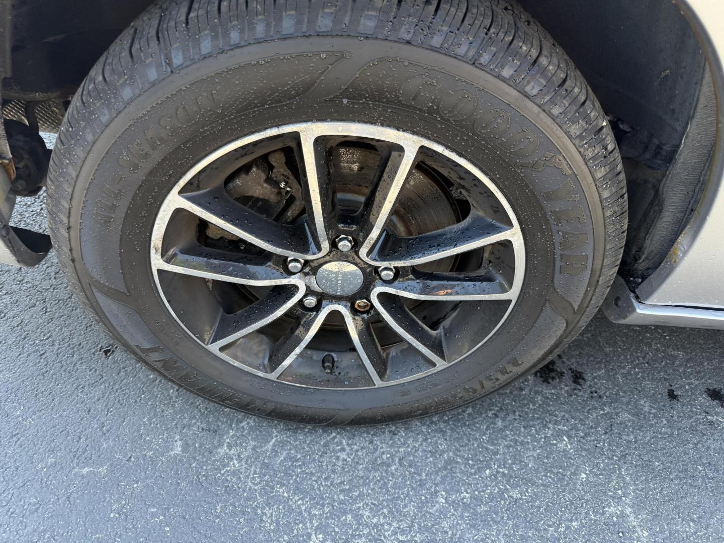 2018 Silver /Black Dodge Grand Caravan SE Black Top (2C4RDGBG1JR) with an 3.6L V6 DOHC 24V FFV engine, 6A transmission, located at 547 E. Main St., Orwell, OH, 44076, (440) 437-5893, 41.535435, -80.847855 - This One Owner 2018 Dodge Grand Caravan SE is a versatile minivan featuring a robust 3.6L Pentastar V6 engine with a 6-speed automatic transmission and flex fuel capability, offering both power and efficiency. The Blacktop Package adds sporty styling elements, while the single 9.0" rear entertainmen - Photo#6