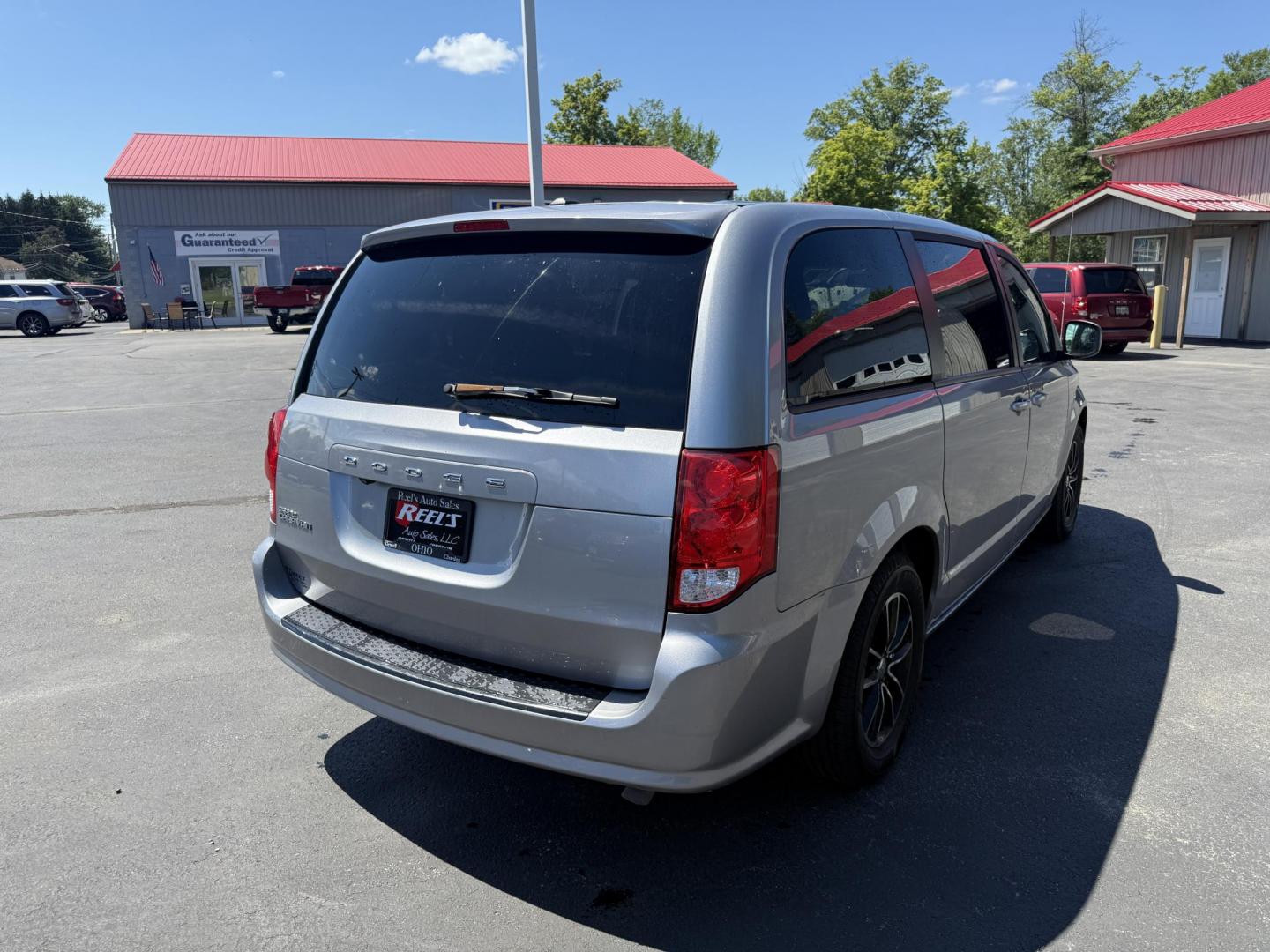 2018 Silver /Black Dodge Grand Caravan SE Black Top (2C4RDGBG1JR) with an 3.6L V6 DOHC 24V FFV engine, 6A transmission, located at 547 E. Main St., Orwell, OH, 44076, (440) 437-5893, 41.535435, -80.847855 - This One Owner 2018 Dodge Grand Caravan SE is a versatile minivan featuring a robust 3.6L Pentastar V6 engine with a 6-speed automatic transmission and flex fuel capability, offering both power and efficiency. The Blacktop Package adds sporty styling elements, while the single 9.0" rear entertainmen - Photo#7