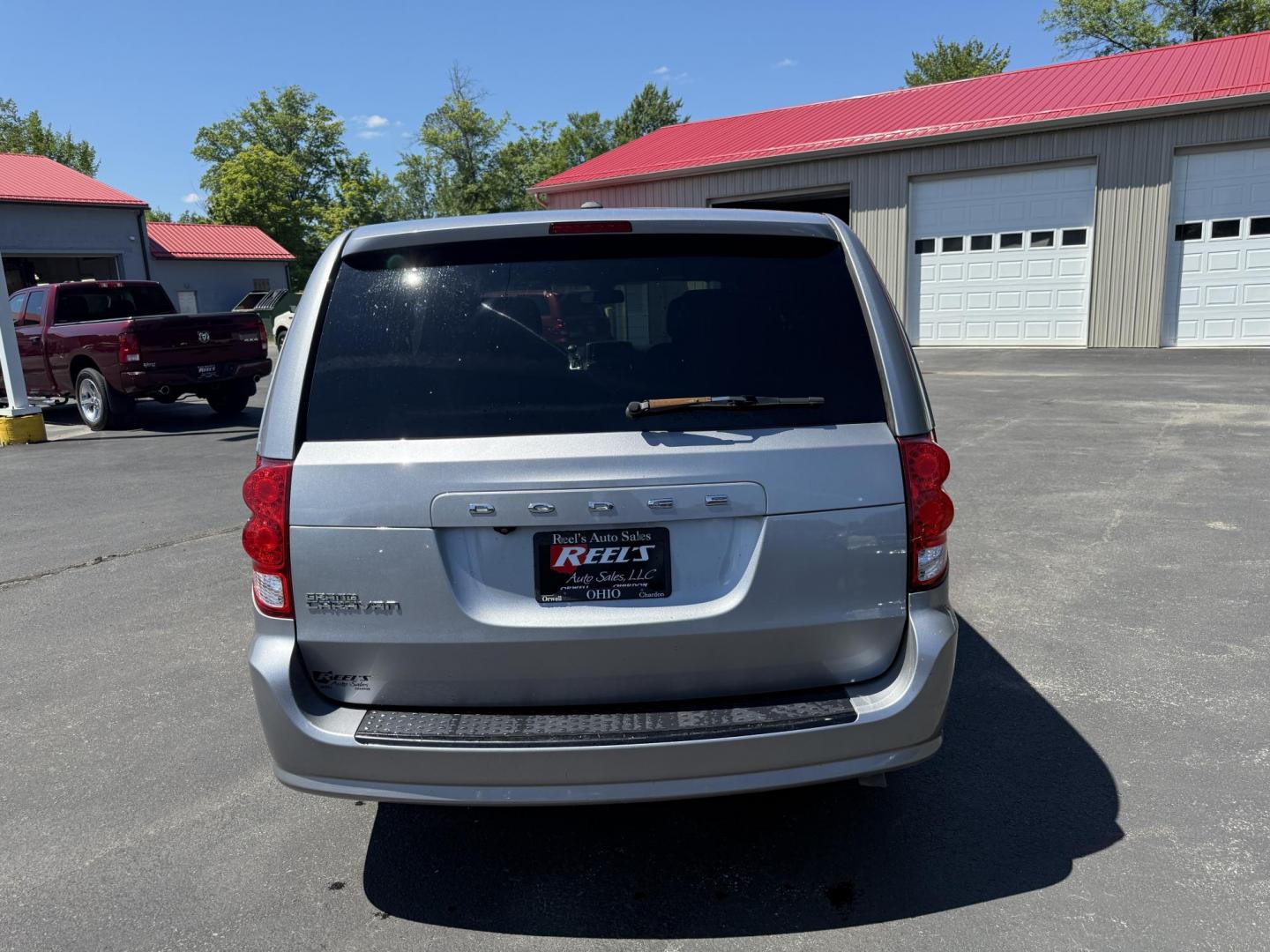 2018 Silver /Black Dodge Grand Caravan SE Black Top (2C4RDGBG1JR) with an 3.6L V6 DOHC 24V FFV engine, 6A transmission, located at 547 E. Main St., Orwell, OH, 44076, (440) 437-5893, 41.535435, -80.847855 - This One Owner 2018 Dodge Grand Caravan SE is a versatile minivan featuring a robust 3.6L Pentastar V6 engine with a 6-speed automatic transmission and flex fuel capability, offering both power and efficiency. The Blacktop Package adds sporty styling elements, while the single 9.0" rear entertainmen - Photo#8