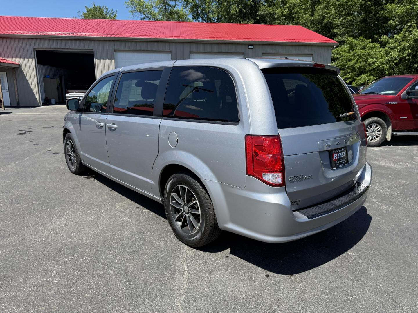 2018 Silver /Black Dodge Grand Caravan SE Black Top (2C4RDGBG1JR) with an 3.6L V6 DOHC 24V FFV engine, 6A transmission, located at 547 E. Main St., Orwell, OH, 44076, (440) 437-5893, 41.535435, -80.847855 - This One Owner 2018 Dodge Grand Caravan SE is a versatile minivan featuring a robust 3.6L Pentastar V6 engine with a 6-speed automatic transmission and flex fuel capability, offering both power and efficiency. The Blacktop Package adds sporty styling elements, while the single 9.0" rear entertainmen - Photo#9