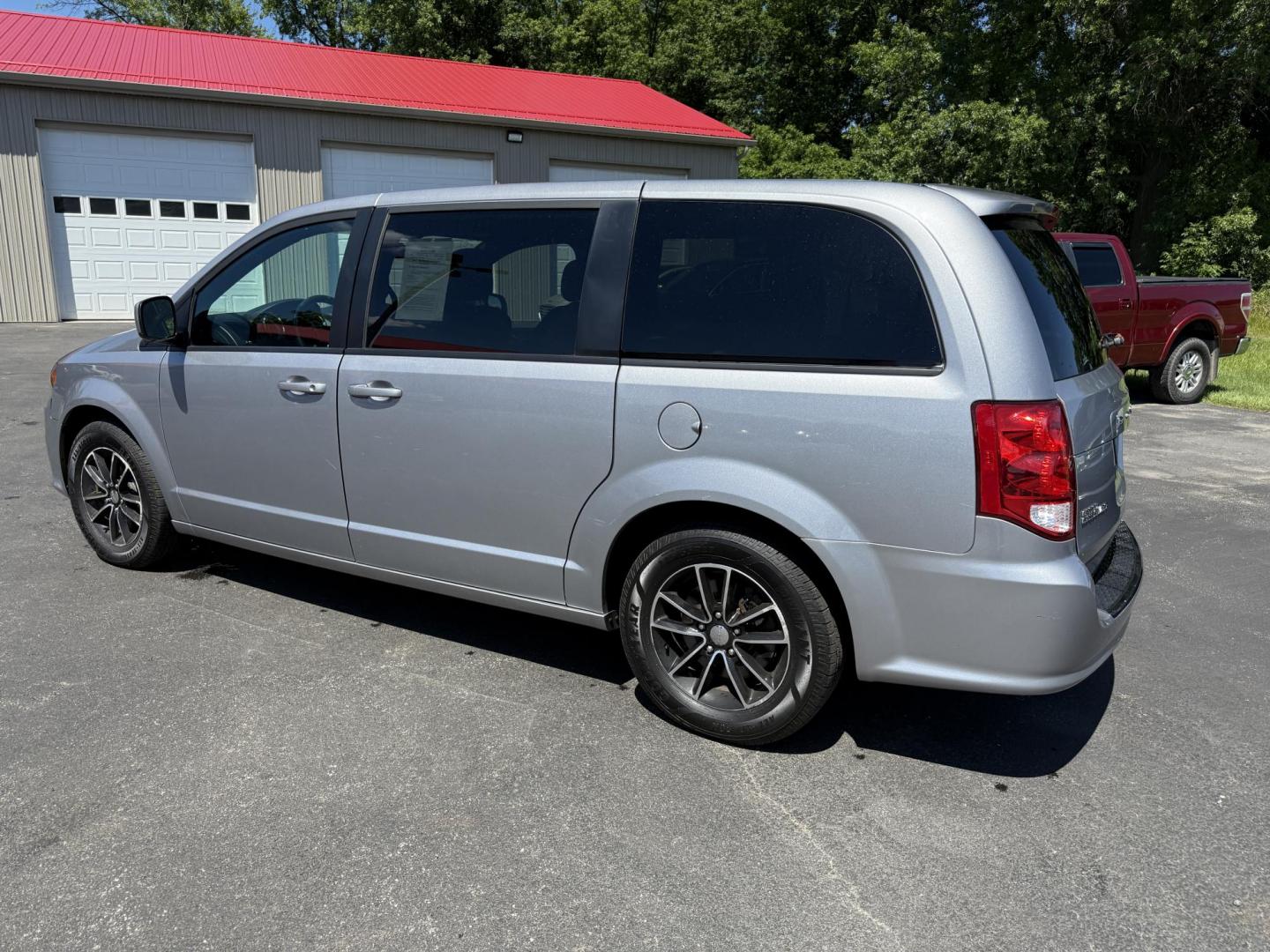2018 Silver /Black Dodge Grand Caravan SE Black Top (2C4RDGBG1JR) with an 3.6L V6 DOHC 24V FFV engine, 6A transmission, located at 547 E. Main St., Orwell, OH, 44076, (440) 437-5893, 41.535435, -80.847855 - This One Owner 2018 Dodge Grand Caravan SE is a versatile minivan featuring a robust 3.6L Pentastar V6 engine with a 6-speed automatic transmission and flex fuel capability, offering both power and efficiency. The Blacktop Package adds sporty styling elements, while the single 9.0" rear entertainmen - Photo#10