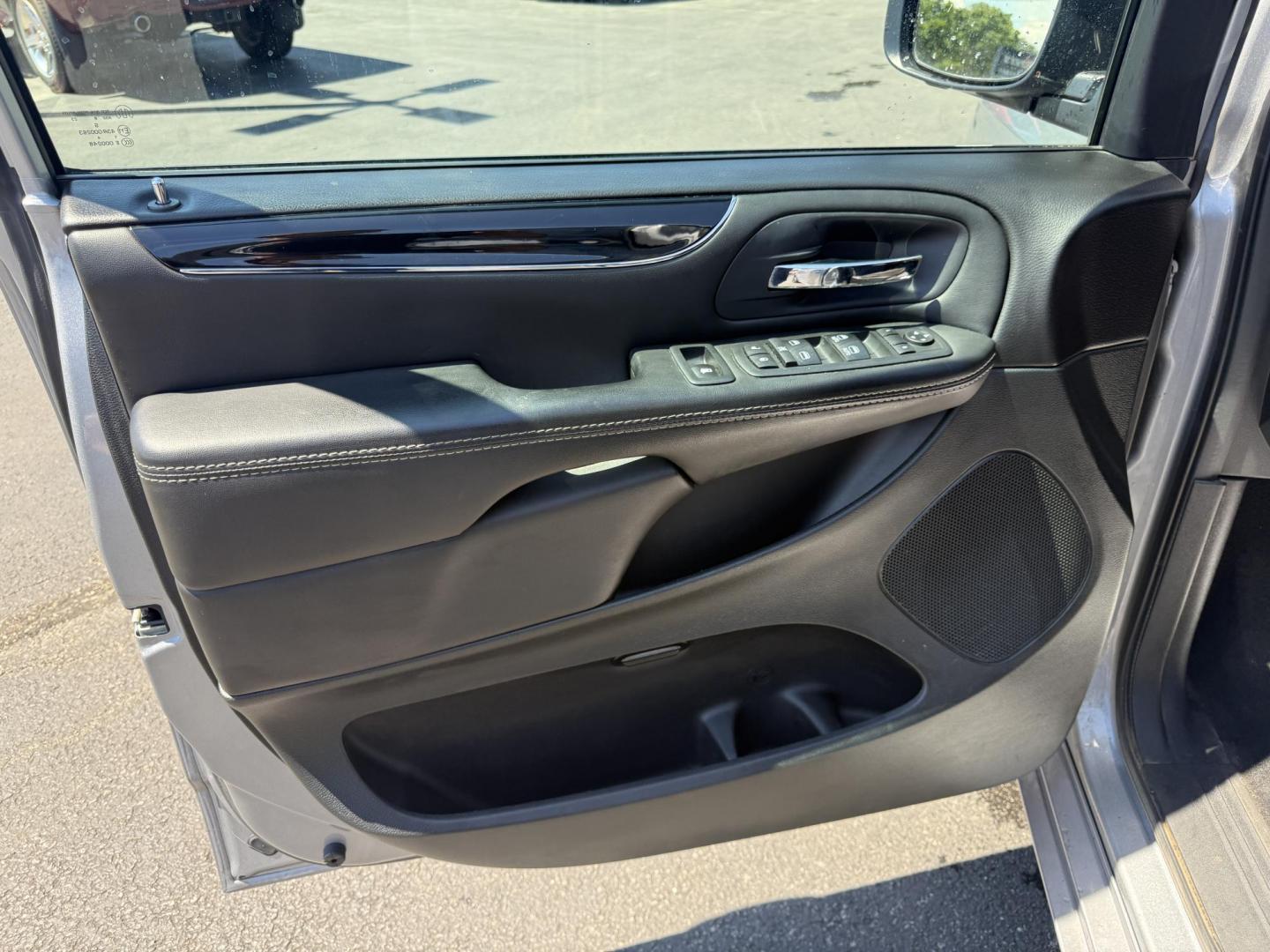 2018 Silver /Black Dodge Grand Caravan SE Black Top (2C4RDGBG1JR) with an 3.6L V6 DOHC 24V FFV engine, 6A transmission, located at 547 E. Main St., Orwell, OH, 44076, (440) 437-5893, 41.535435, -80.847855 - This One Owner 2018 Dodge Grand Caravan SE is a versatile minivan featuring a robust 3.6L Pentastar V6 engine with a 6-speed automatic transmission and flex fuel capability, offering both power and efficiency. The Blacktop Package adds sporty styling elements, while the single 9.0" rear entertainmen - Photo#14