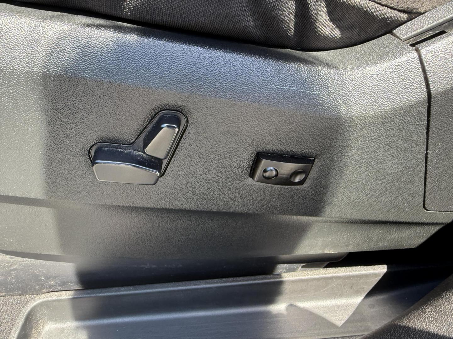 2018 Silver /Black Dodge Grand Caravan SE Black Top (2C4RDGBG1JR) with an 3.6L V6 DOHC 24V FFV engine, 6A transmission, located at 547 E. Main St., Orwell, OH, 44076, (440) 437-5893, 41.535435, -80.847855 - This One Owner 2018 Dodge Grand Caravan SE is a versatile minivan featuring a robust 3.6L Pentastar V6 engine with a 6-speed automatic transmission and flex fuel capability, offering both power and efficiency. The Blacktop Package adds sporty styling elements, while the single 9.0" rear entertainmen - Photo#17