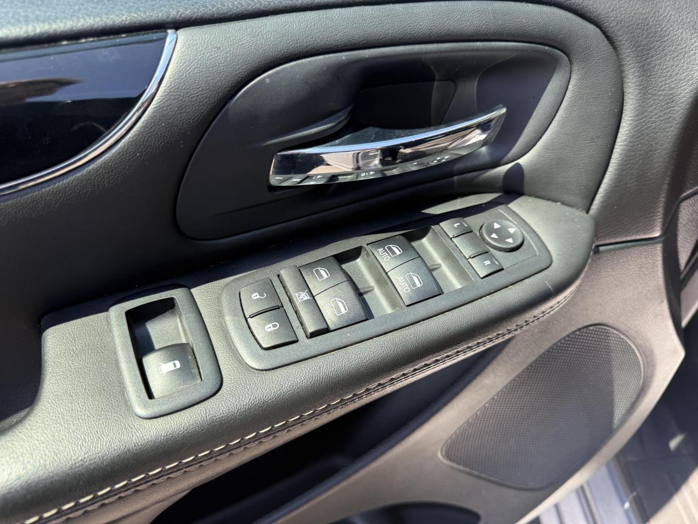 2018 Silver /Black Dodge Grand Caravan SE Black Top (2C4RDGBG1JR) with an 3.6L V6 DOHC 24V FFV engine, 6A transmission, located at 547 E. Main St., Orwell, OH, 44076, (440) 437-5893, 41.535435, -80.847855 - This One Owner 2018 Dodge Grand Caravan SE is a versatile minivan featuring a robust 3.6L Pentastar V6 engine with a 6-speed automatic transmission and flex fuel capability, offering both power and efficiency. The Blacktop Package adds sporty styling elements, while the single 9.0" rear entertainmen - Photo#15