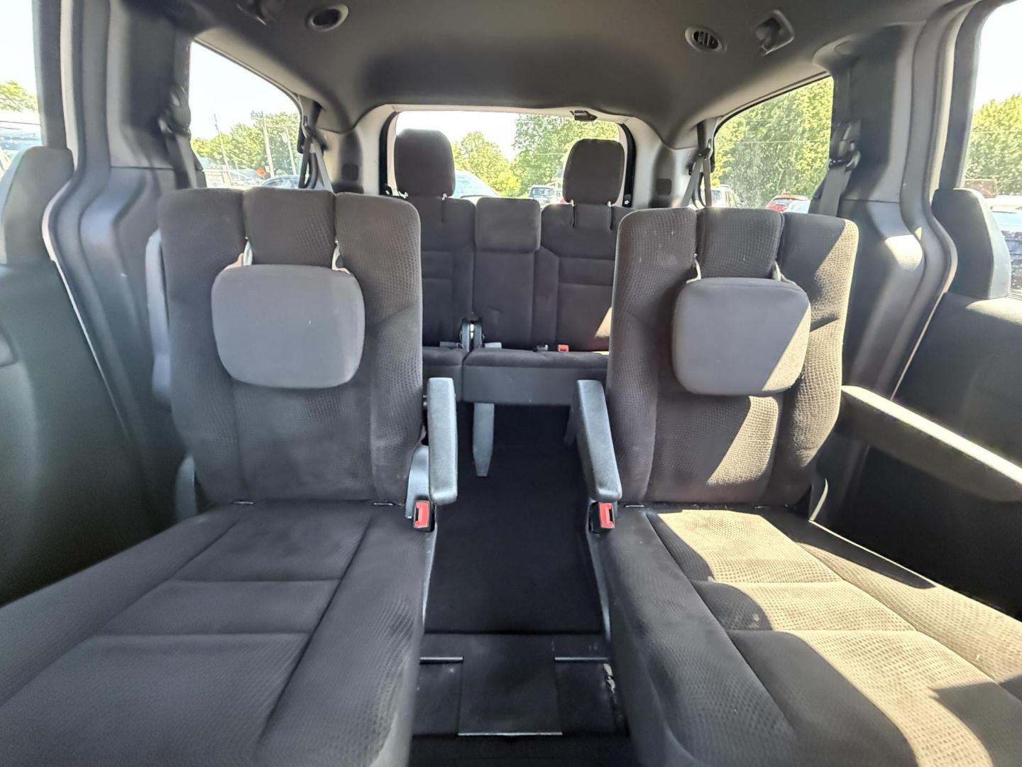 2018 Silver /Black Dodge Grand Caravan SE Black Top (2C4RDGBG1JR) with an 3.6L V6 DOHC 24V FFV engine, 6A transmission, located at 547 E. Main St., Orwell, OH, 44076, (440) 437-5893, 41.535435, -80.847855 - This One Owner 2018 Dodge Grand Caravan SE is a versatile minivan featuring a robust 3.6L Pentastar V6 engine with a 6-speed automatic transmission and flex fuel capability, offering both power and efficiency. The Blacktop Package adds sporty styling elements, while the single 9.0" rear entertainmen - Photo#27