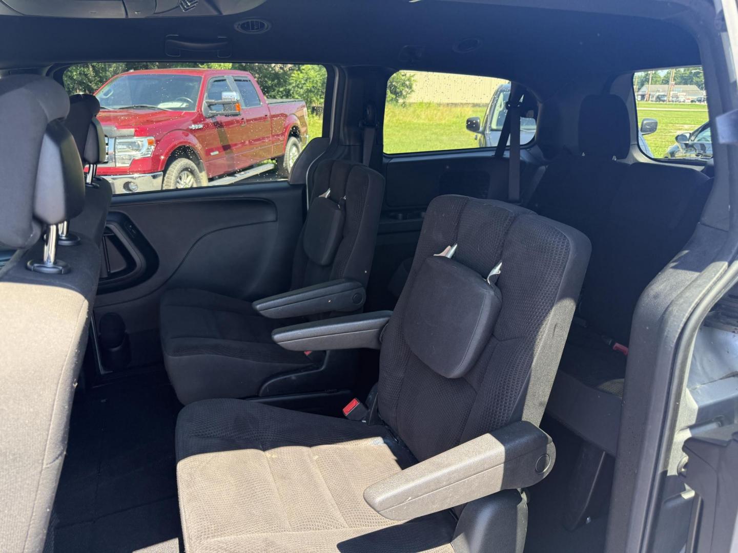 2018 Silver /Black Dodge Grand Caravan SE Black Top (2C4RDGBG1JR) with an 3.6L V6 DOHC 24V FFV engine, 6A transmission, located at 547 E. Main St., Orwell, OH, 44076, (440) 437-5893, 41.535435, -80.847855 - This One Owner 2018 Dodge Grand Caravan SE is a versatile minivan featuring a robust 3.6L Pentastar V6 engine with a 6-speed automatic transmission and flex fuel capability, offering both power and efficiency. The Blacktop Package adds sporty styling elements, while the single 9.0" rear entertainmen - Photo#28