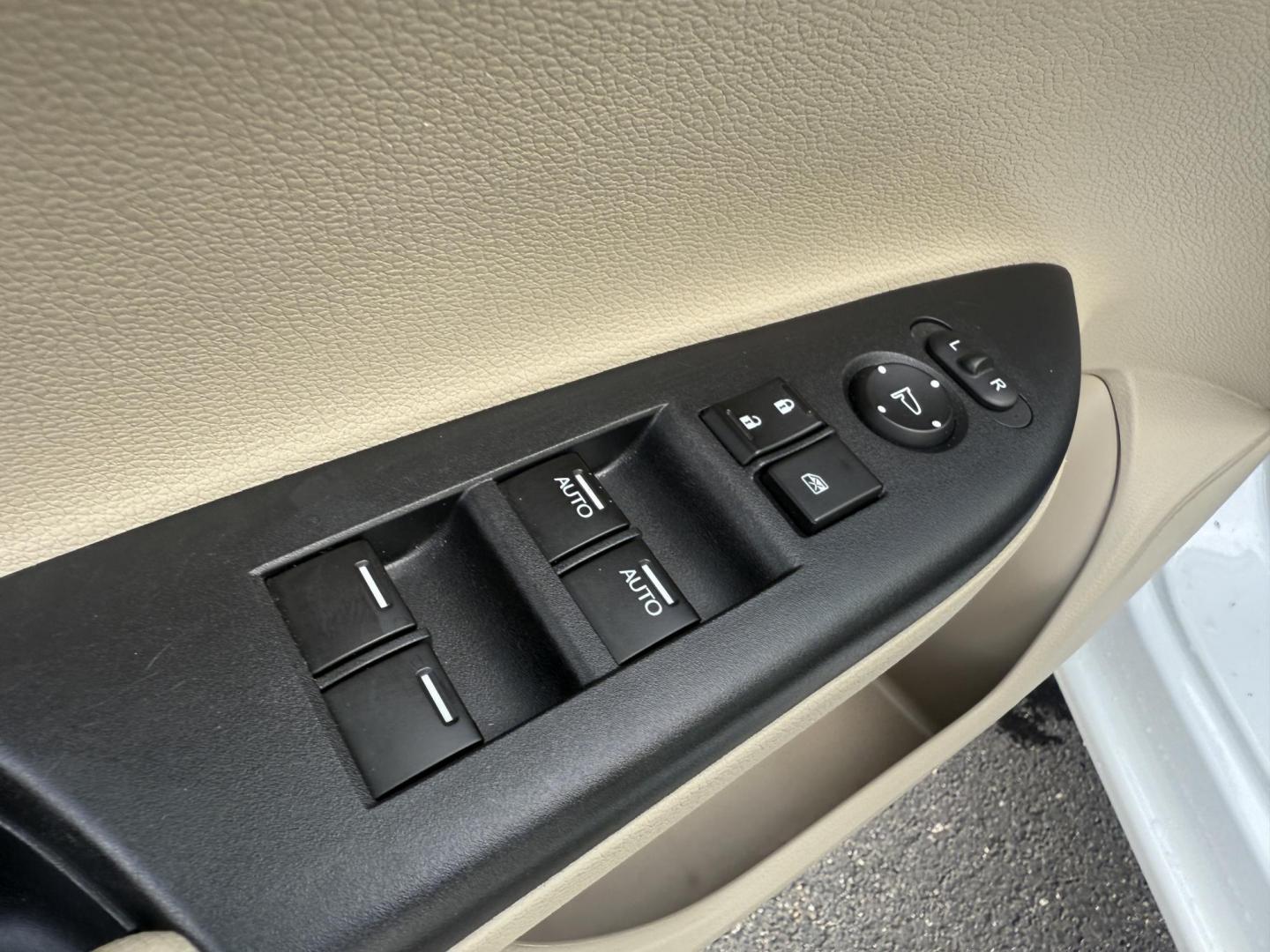 2014 White /Tan Honda Accord EX-L V6 Sedan AT (1HGCR3F8XEA) with an 3.5L V6 SOHC 24V engine, 6-Speed Automatic transmission, located at 547 E. Main St., Orwell, OH, 44076, (440) 437-5893, 41.535435, -80.847855 - This 2014 Honda Accord EX-L is a well-appointed midsize sedan powered by a 3.5-liter V6 engine paired with a 6-speed automatic transmission, achieving a quick 0-60 mph time of 5.6 seconds. It features a luxurious leather interior, dual-zone automatic climate control, and a premium 360-watt audio s - Photo#19