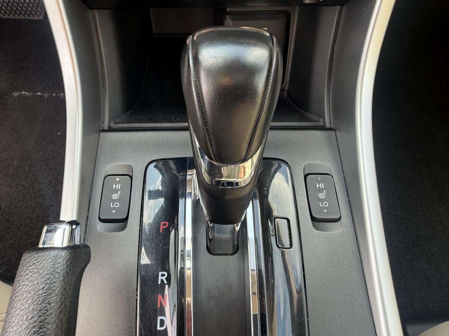 2014 White /Tan Honda Accord EX-L V6 Sedan AT (1HGCR3F8XEA) with an 3.5L V6 SOHC 24V engine, 6-Speed Automatic transmission, located at 547 E. Main St., Orwell, OH, 44076, (440) 437-5893, 41.535435, -80.847855 - This 2014 Honda Accord EX-L is a well-appointed midsize sedan powered by a 3.5-liter V6 engine paired with a 6-speed automatic transmission, achieving a quick 0-60 mph time of 5.6 seconds. It features a luxurious leather interior, dual-zone automatic climate control, and a premium 360-watt audio s - Photo#30