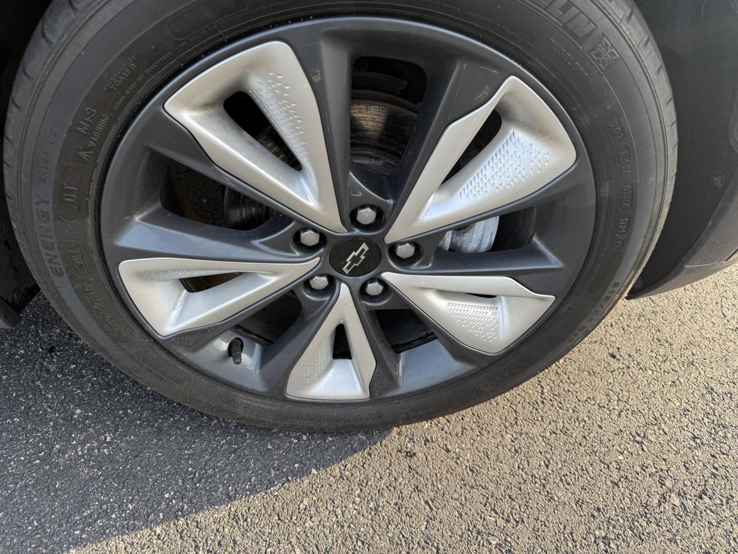 2022 Black /Blue Chevrolet Bolt EV 1LT (1G1FY6S00N4) with an ELECTRIC engine, 1A transmission, located at 11115 Chardon Rd. , Chardon, OH, 44024, (440) 214-9705, 41.580246, -81.241943 - This One Owner 2022 Chevrolet Bolt EV offers impressive features including a combined fuel efficiency of 115 MPGe, a luxurious leather interior with heated and cooled front seats, full LED exterior lighting, and advanced safety and convenience technologies such as lane keep assist, blind spot monito - Photo#4