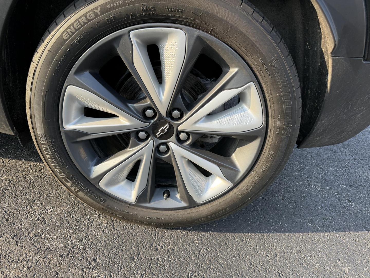 2022 Black /Blue Chevrolet Bolt EV 1LT (1G1FY6S00N4) with an ELECTRIC engine, 1A transmission, located at 11115 Chardon Rd. , Chardon, OH, 44024, (440) 214-9705, 41.580246, -81.241943 - This One Owner 2022 Chevrolet Bolt EV offers impressive features including a combined fuel efficiency of 115 MPGe, a luxurious leather interior with heated and cooled front seats, full LED exterior lighting, and advanced safety and convenience technologies such as lane keep assist, blind spot monito - Photo#11