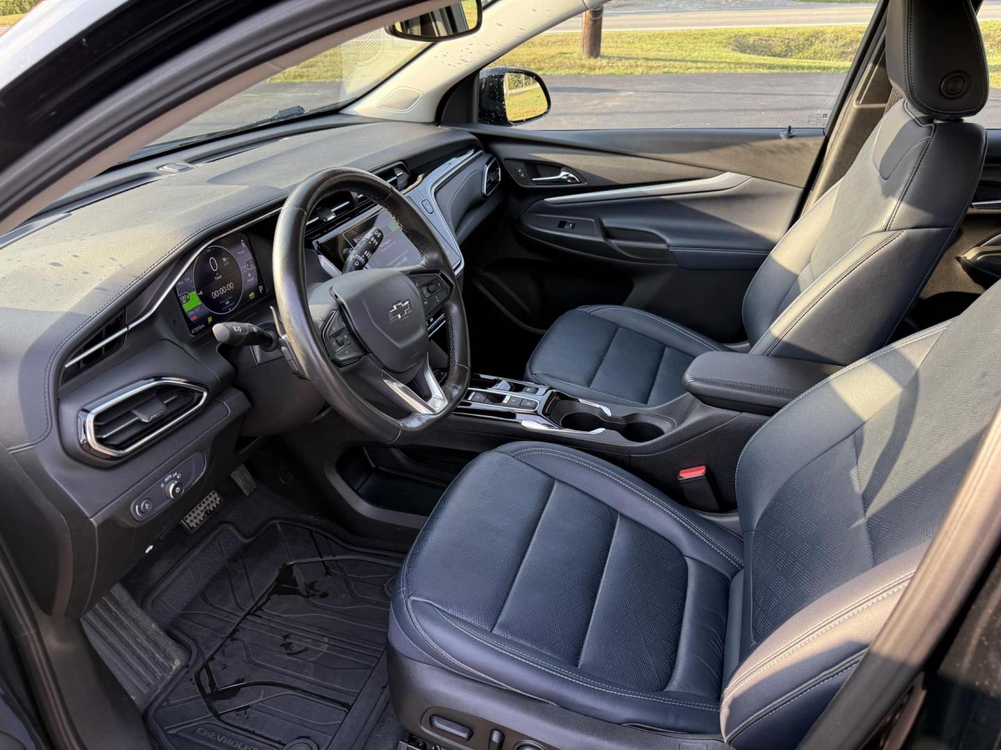 2022 Black /Blue Chevrolet Bolt EV 1LT (1G1FY6S00N4) with an ELECTRIC engine, 1A transmission, located at 11115 Chardon Rd. , Chardon, OH, 44024, (440) 214-9705, 41.580246, -81.241943 - This One Owner 2022 Chevrolet Bolt EV offers impressive features including a combined fuel efficiency of 115 MPGe, a luxurious leather interior with heated and cooled front seats, full LED exterior lighting, and advanced safety and convenience technologies such as lane keep assist, blind spot monito - Photo#15