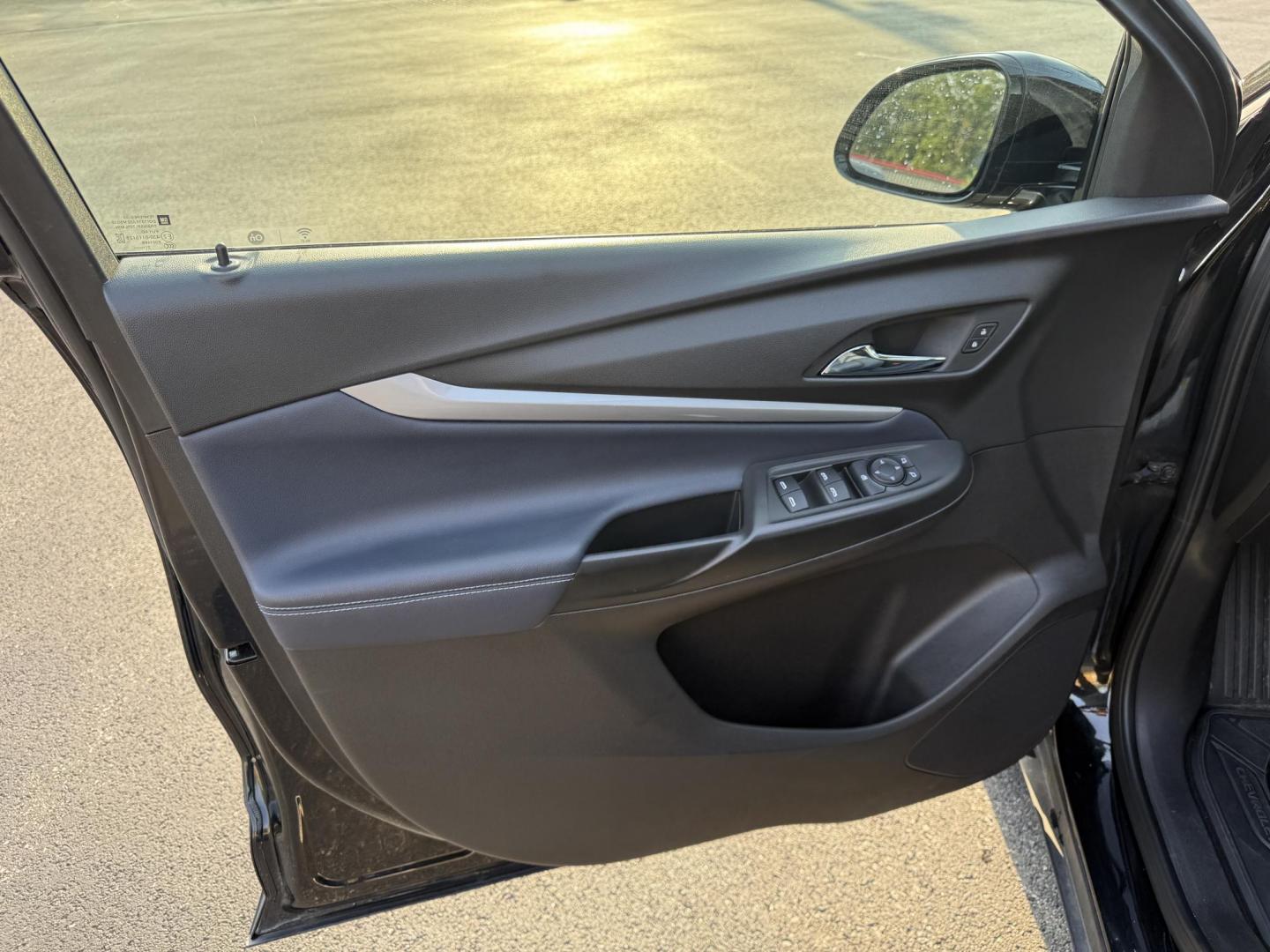 2022 Black /Blue Chevrolet Bolt EV 1LT (1G1FY6S00N4) with an ELECTRIC engine, 1A transmission, located at 11115 Chardon Rd. , Chardon, OH, 44024, (440) 214-9705, 41.580246, -81.241943 - This One Owner 2022 Chevrolet Bolt EV offers impressive features including a combined fuel efficiency of 115 MPGe, a luxurious leather interior with heated and cooled front seats, full LED exterior lighting, and advanced safety and convenience technologies such as lane keep assist, blind spot monito - Photo#16