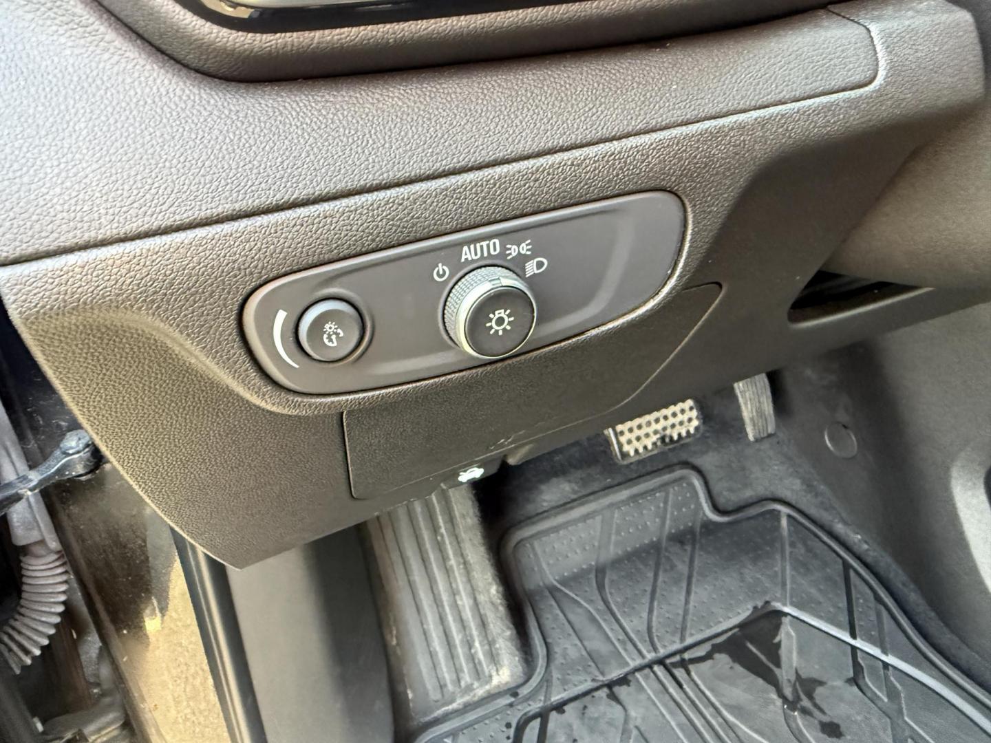 2022 Black /Blue Chevrolet Bolt EV 1LT (1G1FY6S00N4) with an ELECTRIC engine, 1A transmission, located at 11115 Chardon Rd. , Chardon, OH, 44024, (440) 214-9705, 41.580246, -81.241943 - This One Owner 2022 Chevrolet Bolt EV offers impressive features including a combined fuel efficiency of 115 MPGe, a luxurious leather interior with heated and cooled front seats, full LED exterior lighting, and advanced safety and convenience technologies such as lane keep assist, blind spot monito - Photo#20