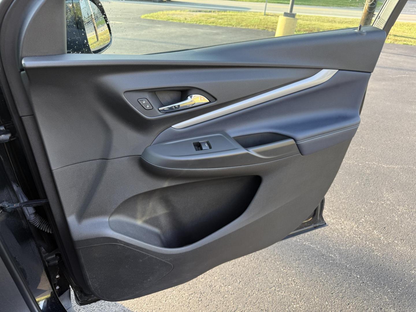 2022 Black /Blue Chevrolet Bolt EV 1LT (1G1FY6S00N4) with an ELECTRIC engine, 1A transmission, located at 11115 Chardon Rd. , Chardon, OH, 44024, (440) 214-9705, 41.580246, -81.241943 - This One Owner 2022 Chevrolet Bolt EV offers impressive features including a combined fuel efficiency of 115 MPGe, a luxurious leather interior with heated and cooled front seats, full LED exterior lighting, and advanced safety and convenience technologies such as lane keep assist, blind spot monito - Photo#44