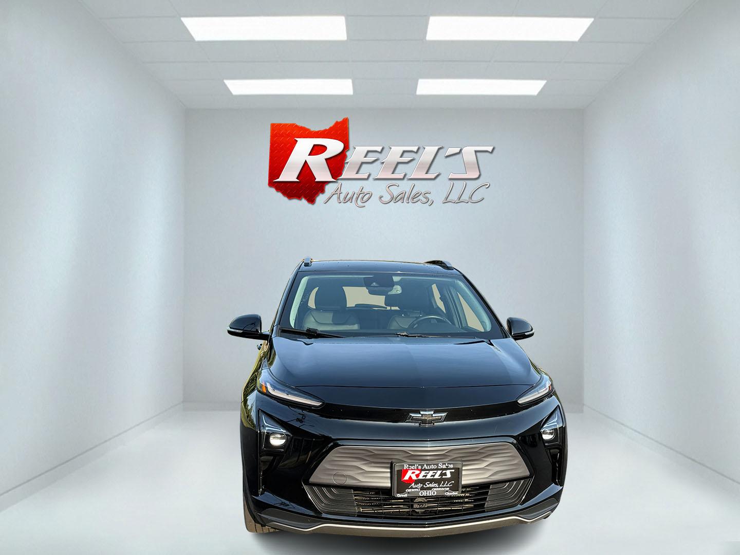 2022 Black /Blue Chevrolet Bolt EV 1LT (1G1FY6S00N4) with an ELECTRIC engine, 1A transmission, located at 11115 Chardon Rd. , Chardon, OH, 44024, (440) 214-9705, 41.580246, -81.241943 - This One Owner 2022 Chevrolet Bolt EV offers impressive features including a combined fuel efficiency of 115 MPGe, a luxurious leather interior with heated and cooled front seats, full LED exterior lighting, and advanced safety and convenience technologies such as lane keep assist, blind spot monito - Photo#1