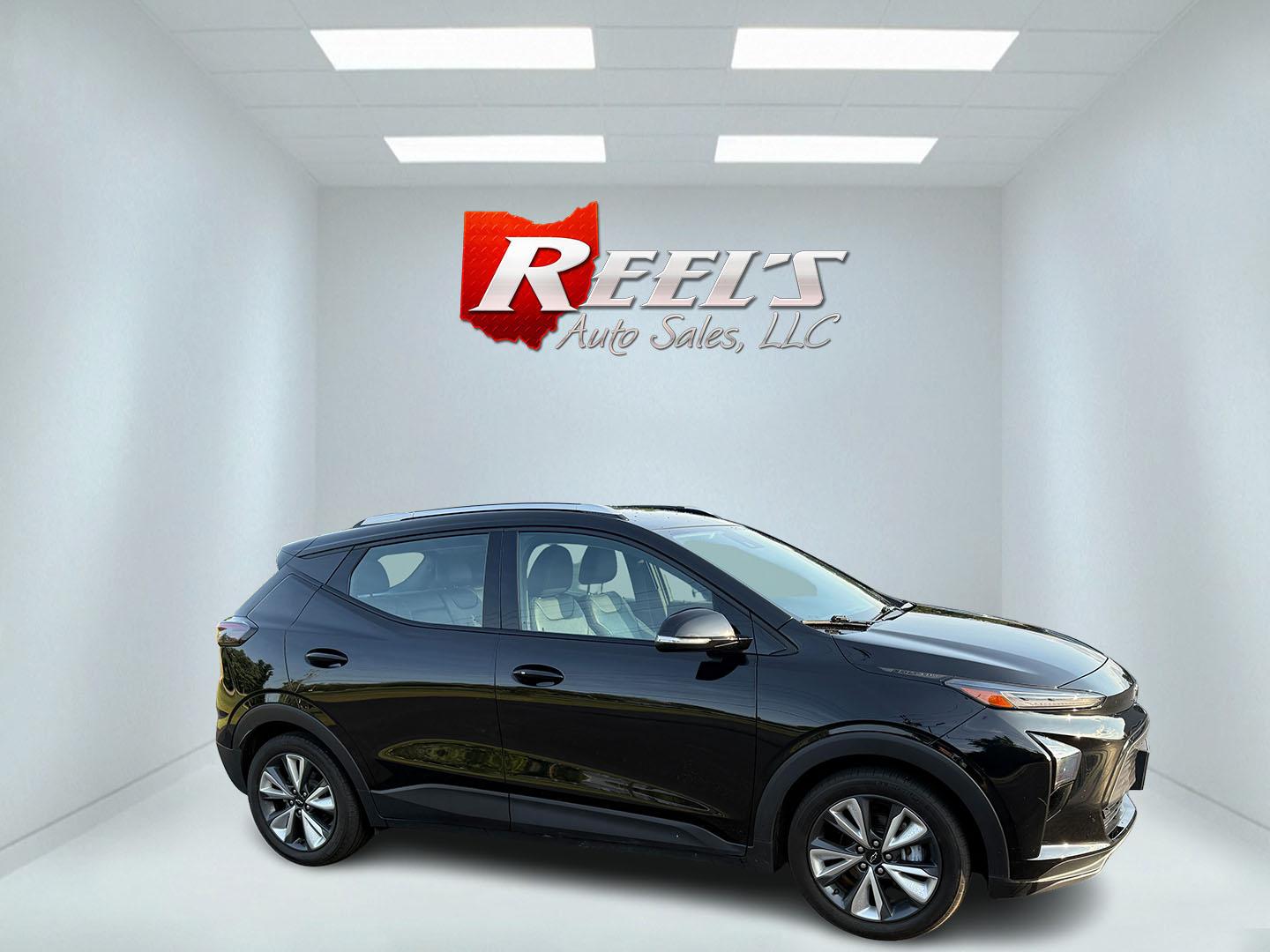 2022 Black /Blue Chevrolet Bolt EV 1LT (1G1FY6S00N4) with an ELECTRIC engine, 1A transmission, located at 11115 Chardon Rd. , Chardon, OH, 44024, (440) 214-9705, 41.580246, -81.241943 - This One Owner 2022 Chevrolet Bolt EV offers impressive features including a combined fuel efficiency of 115 MPGe, a luxurious leather interior with heated and cooled front seats, full LED exterior lighting, and advanced safety and convenience technologies such as lane keep assist, blind spot monito - Photo#3