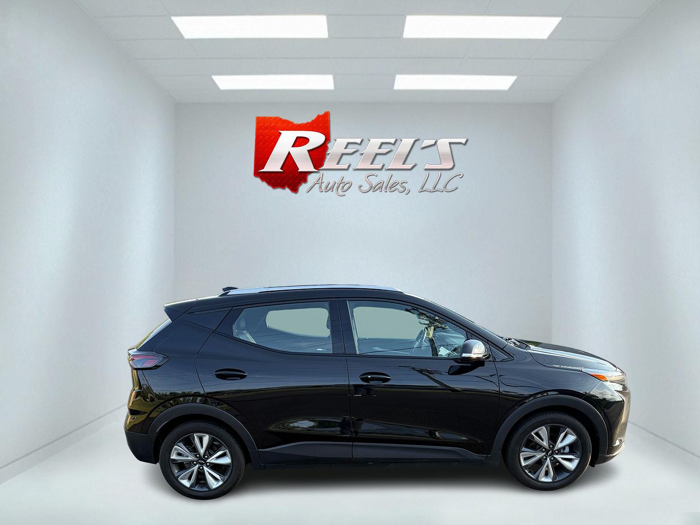 2022 Black /Blue Chevrolet Bolt EV 1LT (1G1FY6S00N4) with an ELECTRIC engine, 1A transmission, located at 11115 Chardon Rd. , Chardon, OH, 44024, (440) 214-9705, 41.580246, -81.241943 - This One Owner 2022 Chevrolet Bolt EV offers impressive features including a combined fuel efficiency of 115 MPGe, a luxurious leather interior with heated and cooled front seats, full LED exterior lighting, and advanced safety and convenience technologies such as lane keep assist, blind spot monito - Photo#5