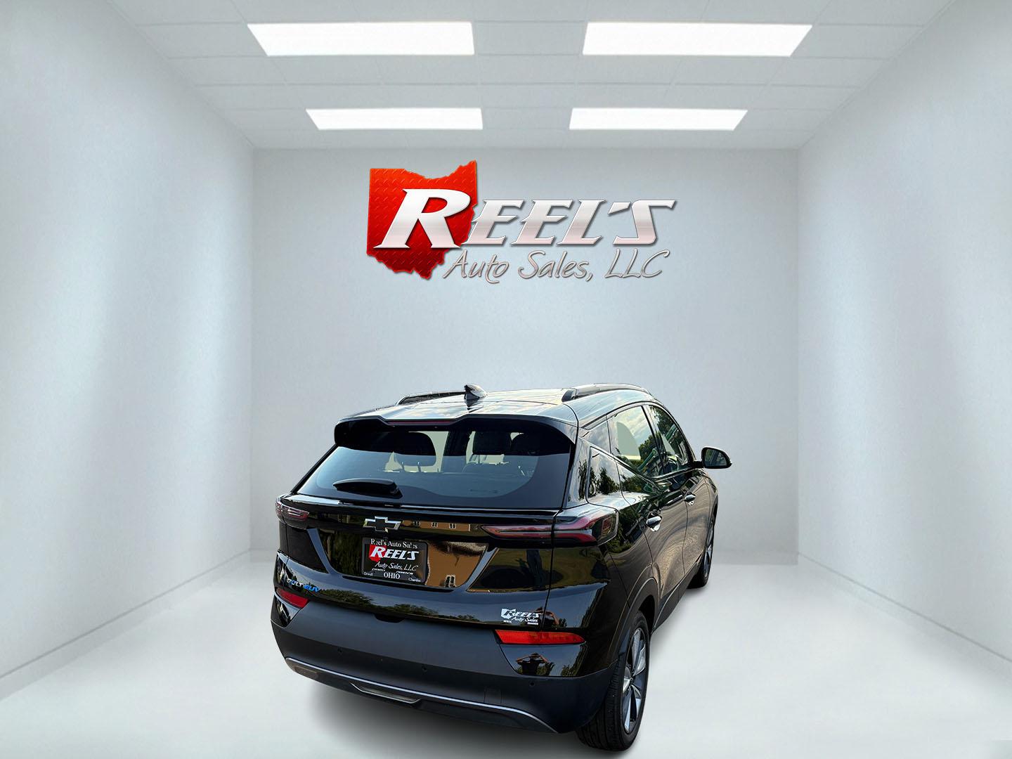 2022 Black /Blue Chevrolet Bolt EV 1LT (1G1FY6S00N4) with an ELECTRIC engine, 1A transmission, located at 11115 Chardon Rd. , Chardon, OH, 44024, (440) 214-9705, 41.580246, -81.241943 - This One Owner 2022 Chevrolet Bolt EV offers impressive features including a combined fuel efficiency of 115 MPGe, a luxurious leather interior with heated and cooled front seats, full LED exterior lighting, and advanced safety and convenience technologies such as lane keep assist, blind spot monito - Photo#7