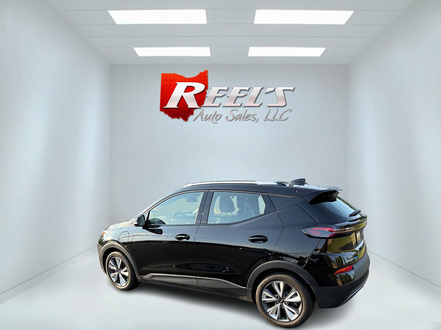 2022 Black /Blue Chevrolet Bolt EV 1LT (1G1FY6S00N4) with an ELECTRIC engine, 1A transmission, located at 11115 Chardon Rd. , Chardon, OH, 44024, (440) 214-9705, 41.580246, -81.241943 - This One Owner 2022 Chevrolet Bolt EV offers impressive features including a combined fuel efficiency of 115 MPGe, a luxurious leather interior with heated and cooled front seats, full LED exterior lighting, and advanced safety and convenience technologies such as lane keep assist, blind spot monito - Photo#10