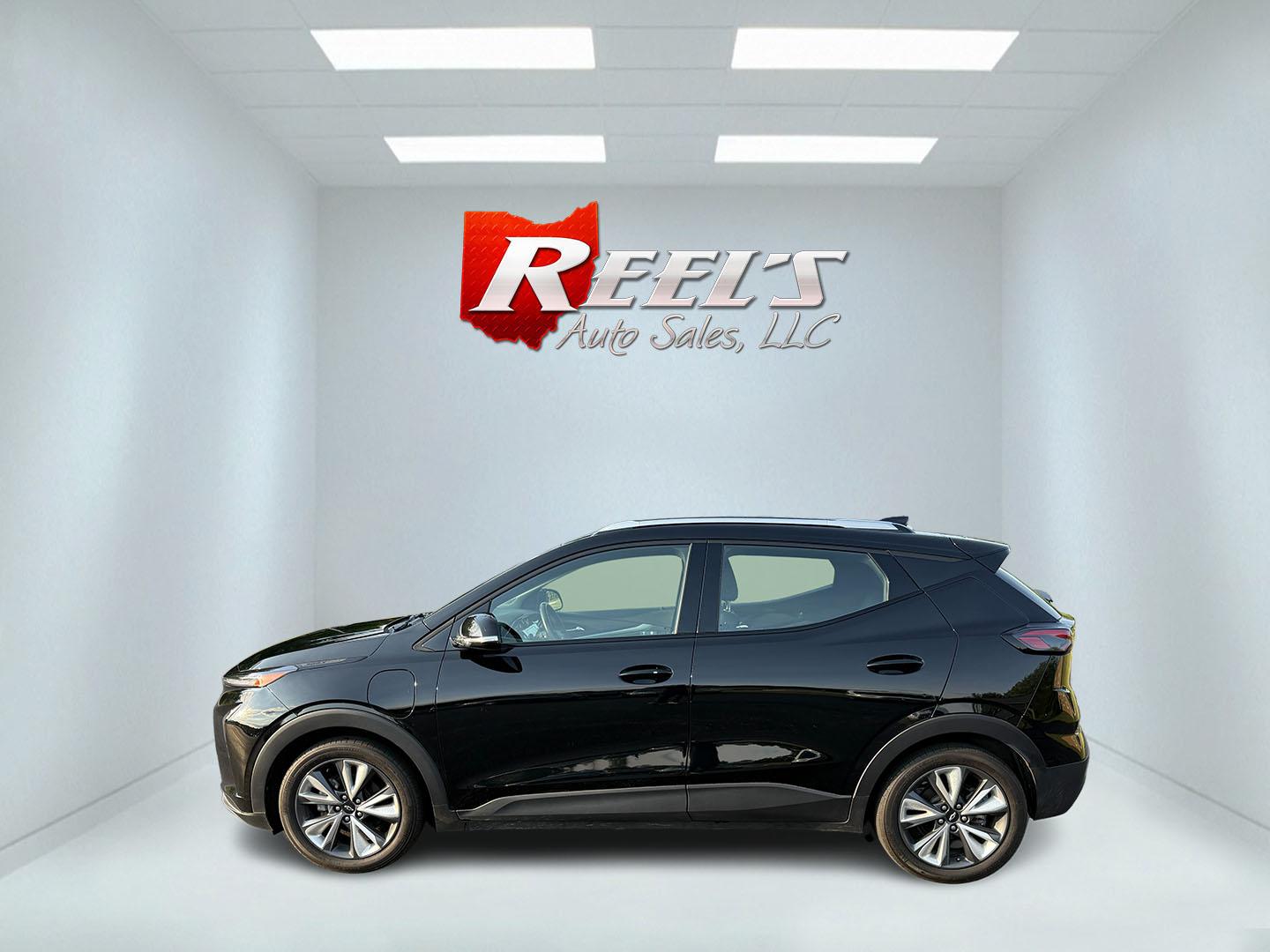 2022 Black /Blue Chevrolet Bolt EV 1LT (1G1FY6S00N4) with an ELECTRIC engine, 1A transmission, located at 11115 Chardon Rd. , Chardon, OH, 44024, (440) 214-9705, 41.580246, -81.241943 - This One Owner 2022 Chevrolet Bolt EV offers impressive features including a combined fuel efficiency of 115 MPGe, a luxurious leather interior with heated and cooled front seats, full LED exterior lighting, and advanced safety and convenience technologies such as lane keep assist, blind spot monito - Photo#12