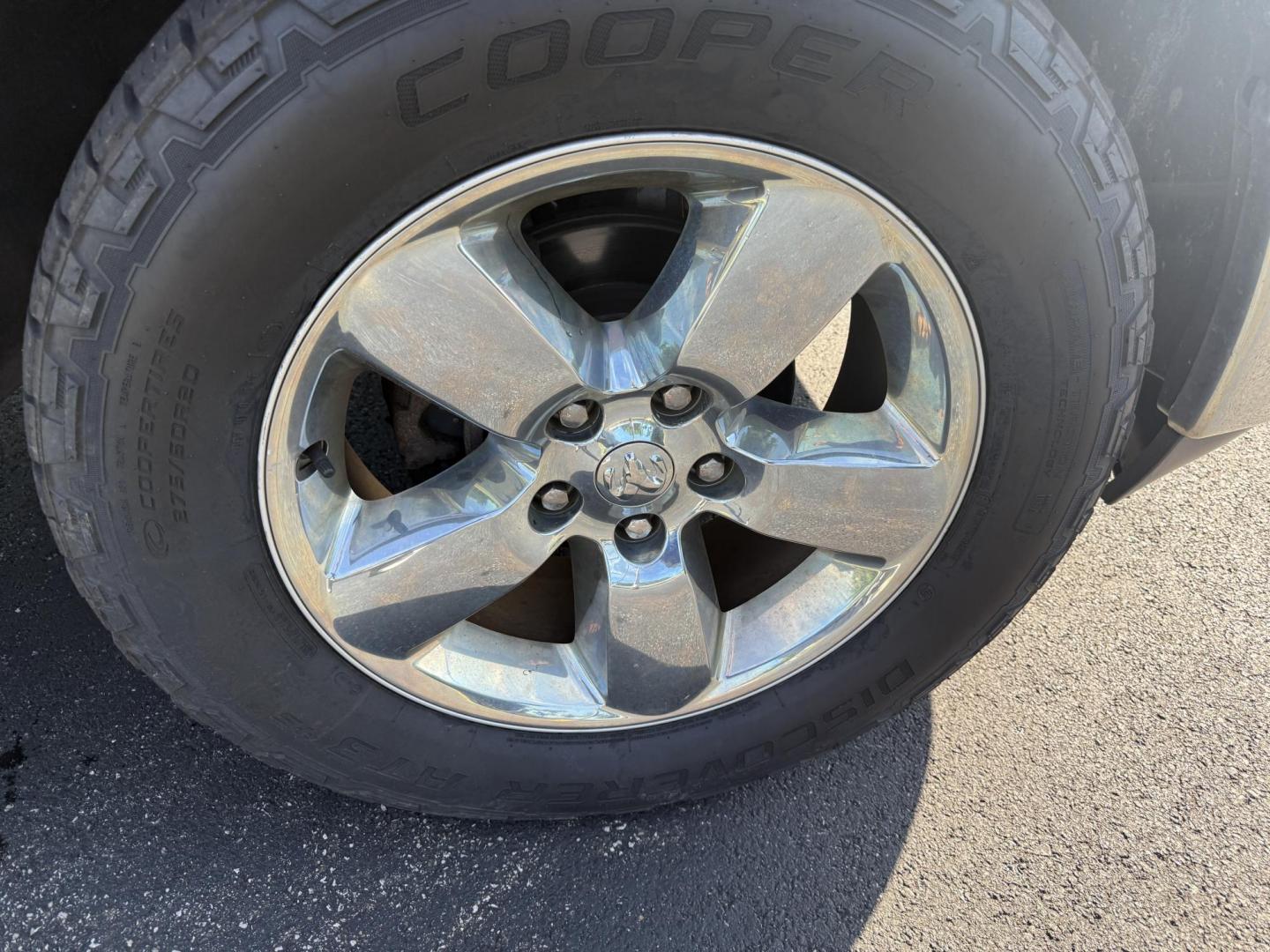 2016 Gray /Gray RAM 1500 Big Horn Crew Cab SWB 4WD (1C6RR7LT2GS) with an 5.7L V8 OHV 16V engine, 8-Speed Automatic transmission, located at 11115 Chardon Rd. , Chardon, OH, 44024, (440) 214-9705, 41.580246, -81.241943 - This One Owner 2016 Ram 1500 Big Horn Crew Cab 5.7 HEMI V8 combines powerful performance with advanced features, featuring an 8-speed automatic transmission, a formidable 8,010-pound towing capacity, and a 5.7-liter HEMI V8 engine. It offers modern technology including an 8.4-inch touchscreen infota - Photo#4