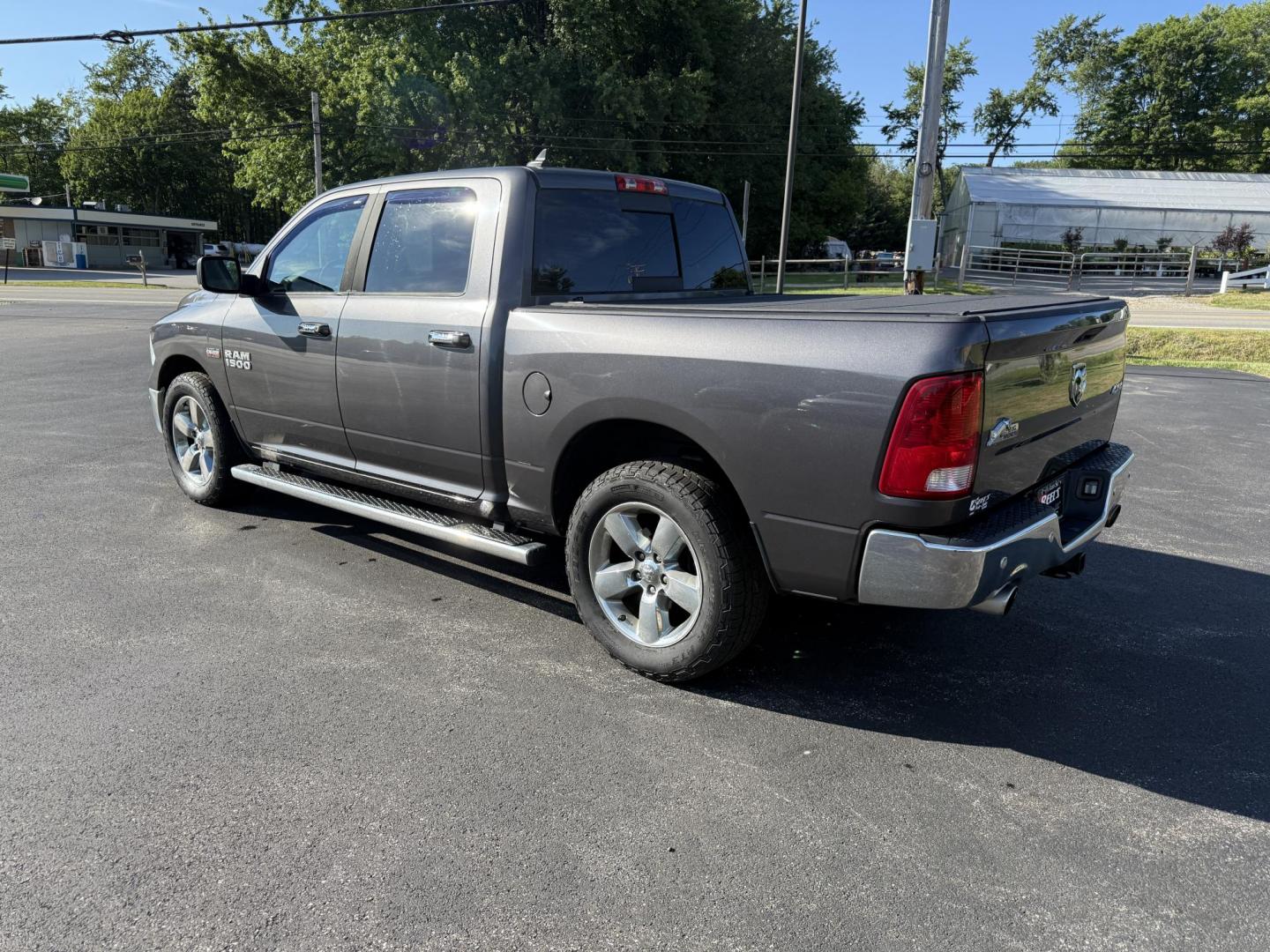 2016 Gray /Gray RAM 1500 Big Horn Crew Cab SWB 4WD (1C6RR7LT2GS) with an 5.7L V8 OHV 16V engine, 8-Speed Automatic transmission, located at 11115 Chardon Rd. , Chardon, OH, 44024, (440) 214-9705, 41.580246, -81.241943 - This One Owner 2016 Ram 1500 Big Horn Crew Cab 5.7 HEMI V8 combines powerful performance with advanced features, featuring an 8-speed automatic transmission, a formidable 8,010-pound towing capacity, and a 5.7-liter HEMI V8 engine. It offers modern technology including an 8.4-inch touchscreen infota - Photo#12