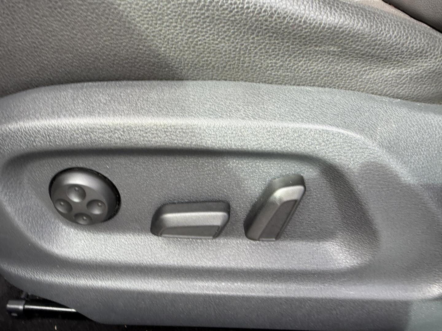 2016 Silver /Black Volkswagen Tiguan SE 4Motion (WVGBV7AX5GW) with an 2.0L I4 DOHC 16V TURBO engine, 6-Speed Automatic transmission, located at 11115 Chardon Rd. , Chardon, OH, 44024, (440) 214-9705, 41.580246, -81.241943 - This 2016 Volkswagen Tiguan SE 4Motion is a versatile compact SUV powered by a 2.0-liter turbocharged I4 engine paired with a 6-speed automatic transmission, offering confident all-wheel-drive capability with 4Motion. It features a refined leather interior, heated front seats, and power-adjustable f - Photo#18