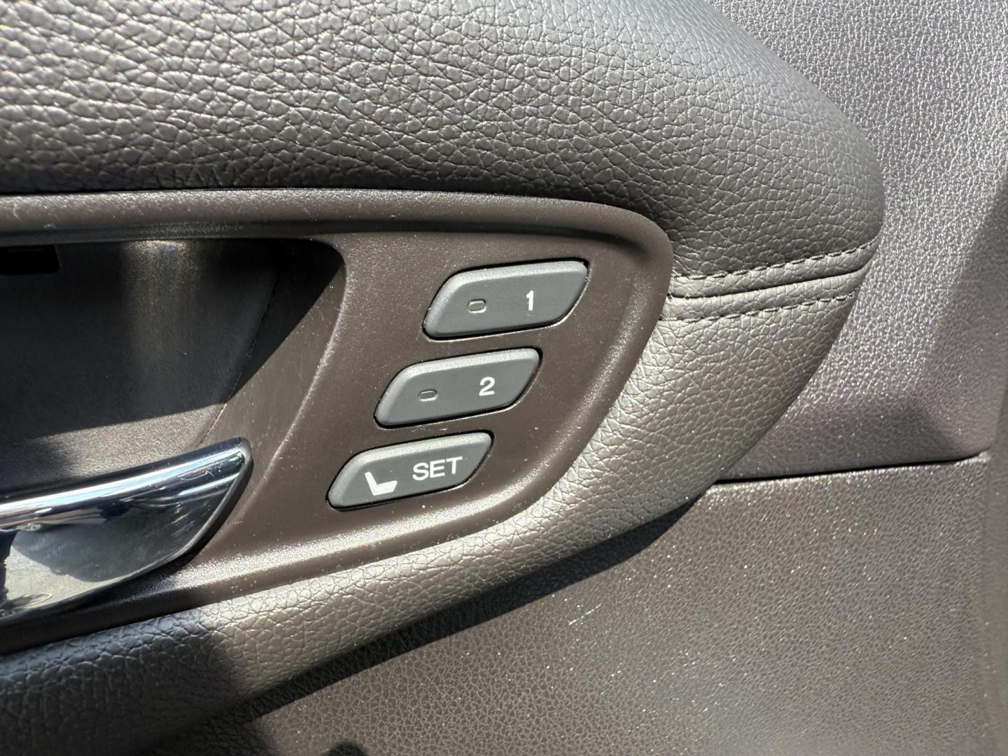 2016 Black /Black Acura RDX 6-Spd AT AWD w/Advance Package (5J8TB4H70GL) with an 3.5L V6 SOHC 24V engine, 6-Speed Automatic transmission, located at 547 E. Main St., Orwell, OH, 44076, (440) 437-5893, 41.535435, -80.847855 - This One Owner 2016 Acura RDX with the Advance Package AWD combines luxury, performance, and advanced technology, powered by a 3.5-liter V6 engine paired with a 6-speed automatic transmission, achieving 0-60 mph in approximately 6.2 seconds. It features a premium leather interior, dual-zone automati - Photo#17