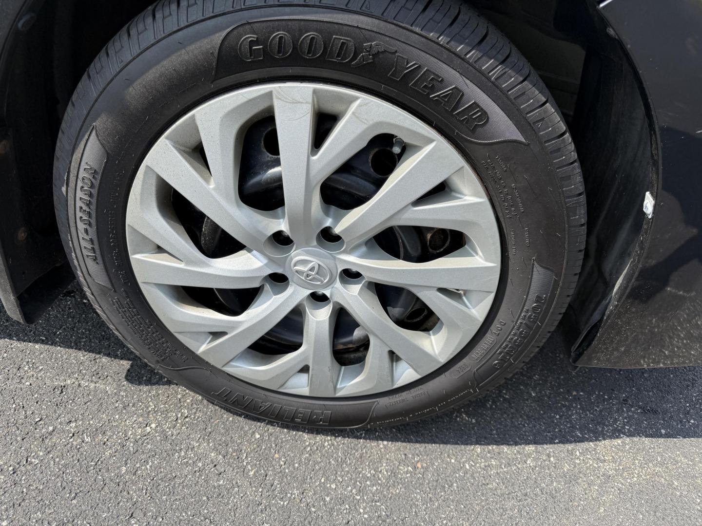 2017 Black /Gray Toyota Corolla LE CVT (2T1BURHE5HC) with an 1.8L I4 DOHC 16V engine, Automatic transmission, located at 11115 Chardon Rd. , Chardon, OH, 44024, (440) 214-9705, 41.580246, -81.241943 - This 2017 Toyota Corolla LE offers a reliable and efficient drive with its 1.8L I4 engine, achieving up to 36 MPG on the highway. Key features include advanced safety tech like lane departure warning, forward collision warning, and adaptive cruise control, as well as eight standard airbags and a bac - Photo#4