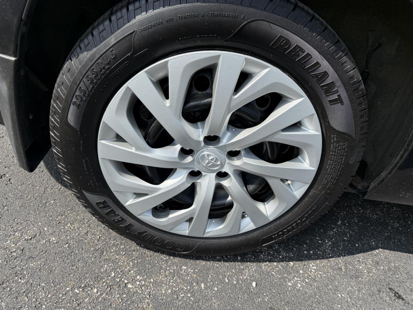 2017 Black /Gray Toyota Corolla LE CVT (2T1BURHE5HC) with an 1.8L I4 DOHC 16V engine, Automatic transmission, located at 11115 Chardon Rd. , Chardon, OH, 44024, (440) 214-9705, 41.580246, -81.241943 - This 2017 Toyota Corolla LE offers a reliable and efficient drive with its 1.8L I4 engine, achieving up to 36 MPG on the highway. Key features include advanced safety tech like lane departure warning, forward collision warning, and adaptive cruise control, as well as eight standard airbags and a bac - Photo#6