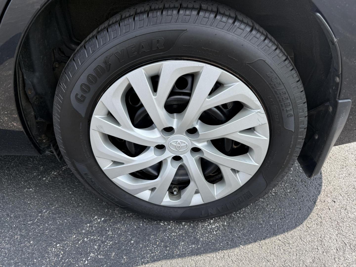 2017 Black /Gray Toyota Corolla LE CVT (2T1BURHE5HC) with an 1.8L I4 DOHC 16V engine, Automatic transmission, located at 11115 Chardon Rd. , Chardon, OH, 44024, (440) 214-9705, 41.580246, -81.241943 - This 2017 Toyota Corolla LE offers a reliable and efficient drive with its 1.8L I4 engine, achieving up to 36 MPG on the highway. Key features include advanced safety tech like lane departure warning, forward collision warning, and adaptive cruise control, as well as eight standard airbags and a bac - Photo#10