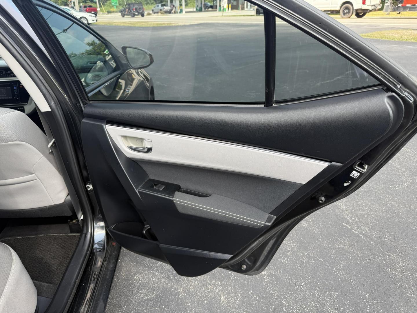 2017 Black /Gray Toyota Corolla LE CVT (2T1BURHE5HC) with an 1.8L I4 DOHC 16V engine, Automatic transmission, located at 11115 Chardon Rd. , Chardon, OH, 44024, (440) 214-9705, 41.580246, -81.241943 - This 2017 Toyota Corolla LE offers a reliable and efficient drive with its 1.8L I4 engine, achieving up to 36 MPG on the highway. Key features include advanced safety tech like lane departure warning, forward collision warning, and adaptive cruise control, as well as eight standard airbags and a bac - Photo#31