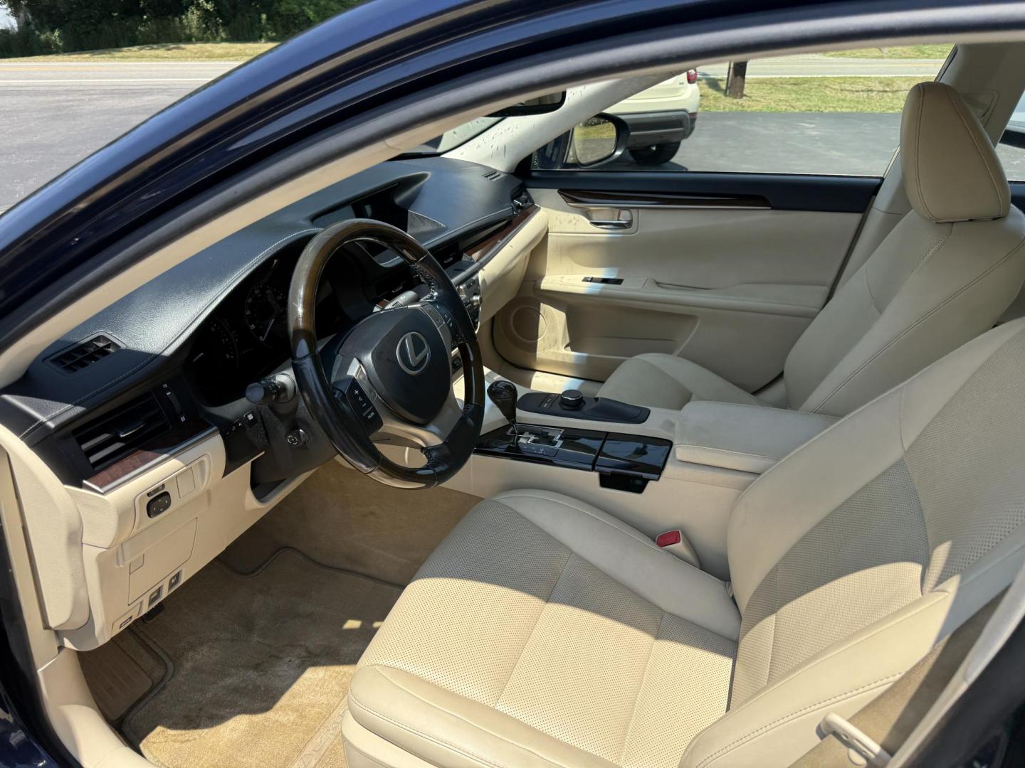 2015 Blue /Tan Lexus ES 350 Sedan (JTHBK1GG3F2) with an 3.5L V6 DOHC 24V engine, 6-Speed Automatic transmission, located at 11115 Chardon Rd. , Chardon, OH, 44024, (440) 214-9705, 41.580246, -81.241943 - This 2015 Lexus ES 350 is a luxurious midsize sedan powered by a smooth 3.5L V6 engine mated to a 6-speed automatic transmission, offering up to 31 MPG on the highway. Its upscale interior features leather upholstery, heated and cooled front seats, three driver memory settings, an 8.0" center screen - Photo#16