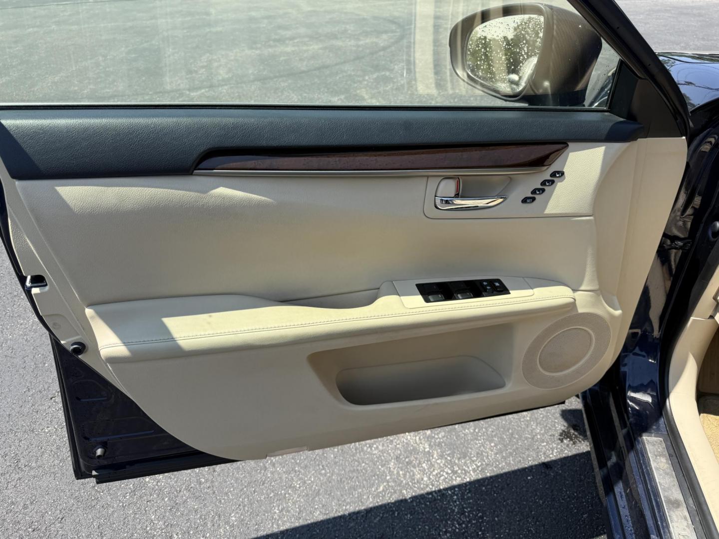 2015 Blue /Tan Lexus ES 350 Sedan (JTHBK1GG3F2) with an 3.5L V6 DOHC 24V engine, 6-Speed Automatic transmission, located at 11115 Chardon Rd. , Chardon, OH, 44024, (440) 214-9705, 41.580246, -81.241943 - This 2015 Lexus ES 350 is a luxurious midsize sedan powered by a smooth 3.5L V6 engine mated to a 6-speed automatic transmission, offering up to 31 MPG on the highway. Its upscale interior features leather upholstery, heated and cooled front seats, three driver memory settings, an 8.0" center screen - Photo#17