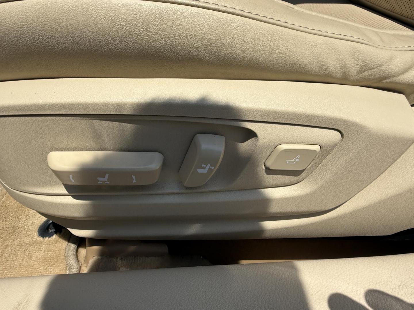 2015 Blue /Tan Lexus ES 350 Sedan (JTHBK1GG3F2) with an 3.5L V6 DOHC 24V engine, 6-Speed Automatic transmission, located at 11115 Chardon Rd. , Chardon, OH, 44024, (440) 214-9705, 41.580246, -81.241943 - This 2015 Lexus ES 350 is a luxurious midsize sedan powered by a smooth 3.5L V6 engine mated to a 6-speed automatic transmission, offering up to 31 MPG on the highway. Its upscale interior features leather upholstery, heated and cooled front seats, three driver memory settings, an 8.0" center screen - Photo#20