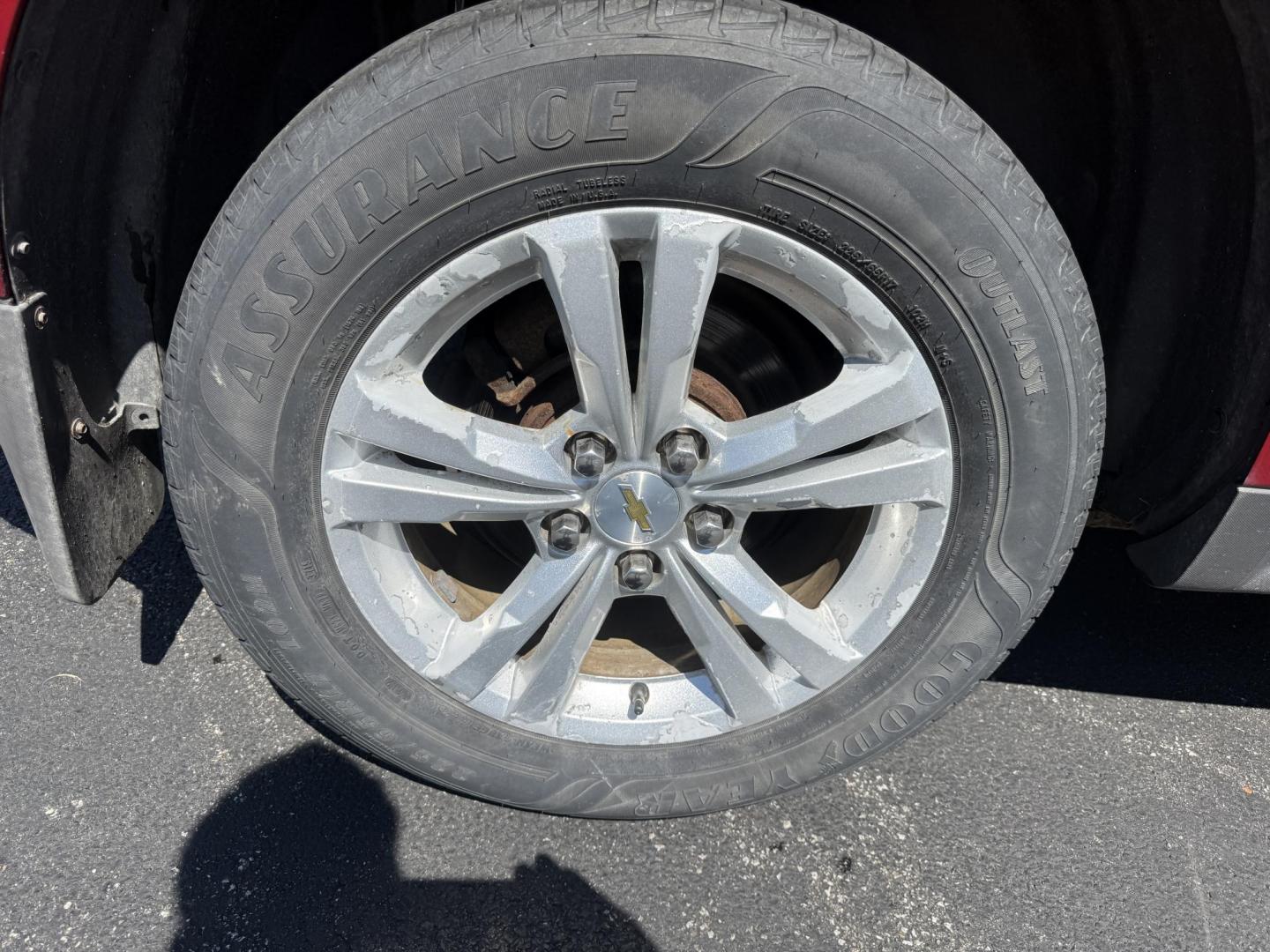 2015 Red /White Chevrolet Equinox 1LT 2WD (2GNALBEK0F6) with an 2.4L I4 DOHC 16V FFV engine, 6-Speed Automatic transmission, located at 11115 Chardon Rd. , Chardon, OH, 44024, (440) 214-9705, 41.580246, -81.241943 - FRESH TRADE ALERT ---- This 2015 Chevrolet Equinox LT 2WD with a 2.4L I4 EcoTec engine and 6-speed automatic transmission offers a solid blend of practicality and comfort, featuring a power driver's seat, daytime running lights, dusk-sensing headlights, remote start, a 7.0-inch touchscreen, and a ba - Photo#6