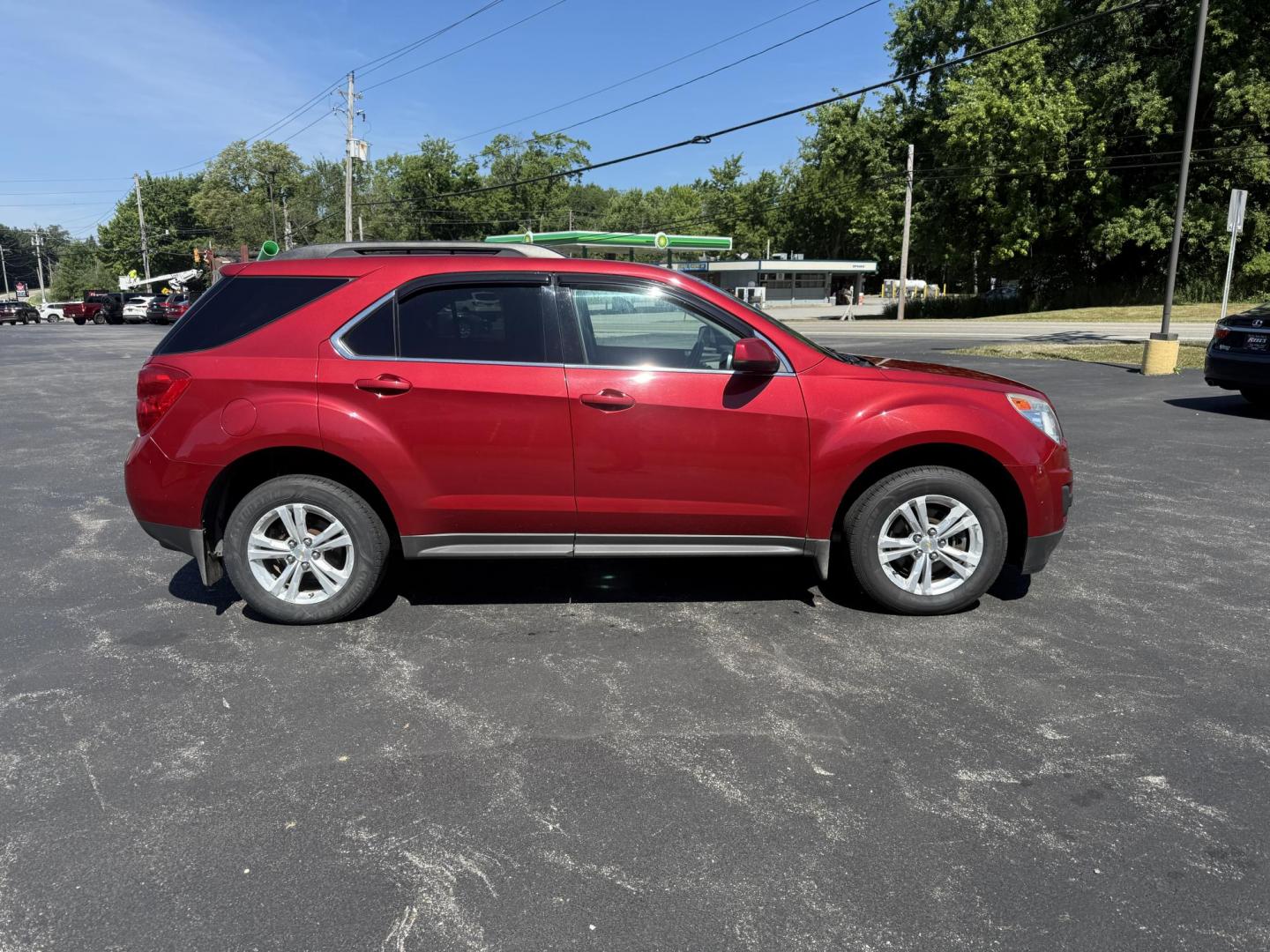 2015 Red /White Chevrolet Equinox 1LT 2WD (2GNALBEK0F6) with an 2.4L I4 DOHC 16V FFV engine, 6-Speed Automatic transmission, located at 11115 Chardon Rd. , Chardon, OH, 44024, (440) 214-9705, 41.580246, -81.241943 - FRESH TRADE ALERT ---- This 2015 Chevrolet Equinox LT 2WD with a 2.4L I4 EcoTec engine and 6-speed automatic transmission offers a solid blend of practicality and comfort, featuring a power driver's seat, daytime running lights, dusk-sensing headlights, remote start, a 7.0-inch touchscreen, and a ba - Photo#5
