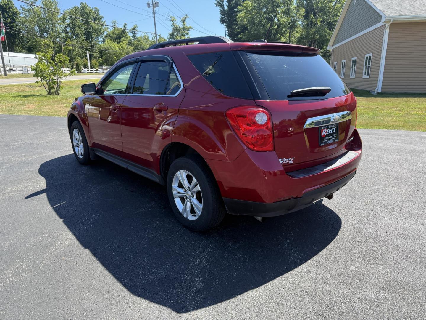 2015 Red /White Chevrolet Equinox 1LT 2WD (2GNALBEK0F6) with an 2.4L I4 DOHC 16V FFV engine, 6-Speed Automatic transmission, located at 11115 Chardon Rd. , Chardon, OH, 44024, (440) 214-9705, 41.580246, -81.241943 - FRESH TRADE ALERT ---- This 2015 Chevrolet Equinox LT 2WD with a 2.4L I4 EcoTec engine and 6-speed automatic transmission offers a solid blend of practicality and comfort, featuring a power driver's seat, daytime running lights, dusk-sensing headlights, remote start, a 7.0-inch touchscreen, and a ba - Photo#9