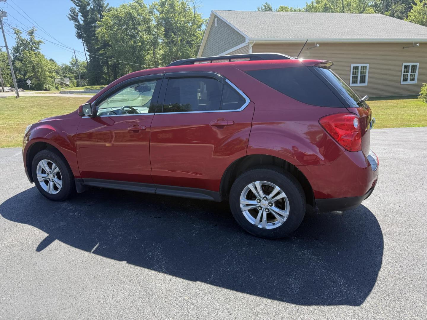 2015 Red /White Chevrolet Equinox 1LT 2WD (2GNALBEK0F6) with an 2.4L I4 DOHC 16V FFV engine, 6-Speed Automatic transmission, located at 11115 Chardon Rd. , Chardon, OH, 44024, (440) 214-9705, 41.580246, -81.241943 - FRESH TRADE ALERT ---- This 2015 Chevrolet Equinox LT 2WD with a 2.4L I4 EcoTec engine and 6-speed automatic transmission offers a solid blend of practicality and comfort, featuring a power driver's seat, daytime running lights, dusk-sensing headlights, remote start, a 7.0-inch touchscreen, and a ba - Photo#10