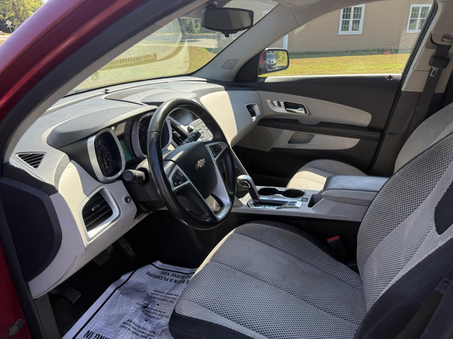 2015 Red /White Chevrolet Equinox 1LT 2WD (2GNALBEK0F6) with an 2.4L I4 DOHC 16V FFV engine, 6-Speed Automatic transmission, located at 11115 Chardon Rd. , Chardon, OH, 44024, (440) 214-9705, 41.580246, -81.241943 - FRESH TRADE ALERT ---- This 2015 Chevrolet Equinox LT 2WD with a 2.4L I4 EcoTec engine and 6-speed automatic transmission offers a solid blend of practicality and comfort, featuring a power driver's seat, daytime running lights, dusk-sensing headlights, remote start, a 7.0-inch touchscreen, and a ba - Photo#15