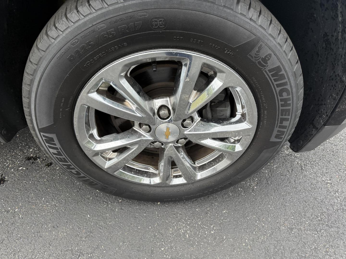 2017 Black /Black Chevrolet Equinox LT AWD (2GNFLFEK8H6) with an 2.4L L4 DOHC 16V FFV engine, 6A transmission, located at 11115 Chardon Rd. , Chardon, OH, 44024, (440) 214-9705, 41.580246, -81.241943 - This 2017 Chevrolet Equinox LT AWD with the 2.4L I4 EcoTec engine offers a reliable and fuel-efficient crossover suited for daily commuting and family use, delivering up to 28 MPG highway. It features a 6-speed automatic transmission, flex-fuel capability, and practical amenities like daytime runnin - Photo#4